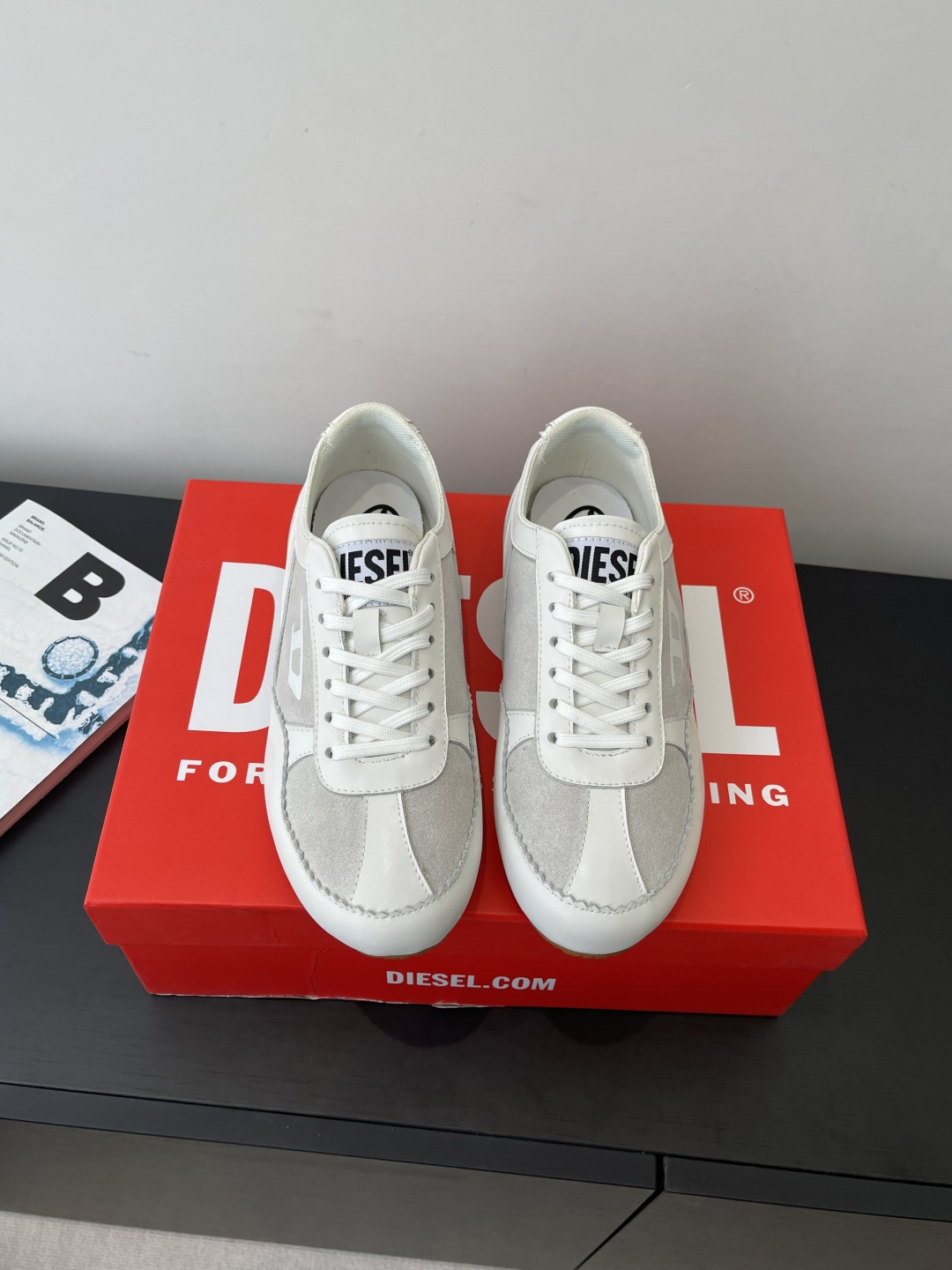 NO:722114,Diesel's latest casual shoes for the spring and summer of 2026. Dexun shoes were originally purchased and developed, and are perfectly reproduced with the D letter of a brand that is particularly popular this year. The upper is highly recognizable and full of high-end sense. Fashionable and versatile, it can be salty or sweet. It is super age-reducing whether worn barefoot or with socks. Super invincible and versatile. The upper is spliced with high-mercerized calfskin. The lining is mixed sheepskin. The original open-molded rubber outsole is sized 35-40 (40).  Customized (non-refundable), casual shoes/sports shoes, sneakers, cowhide, sheepskin, socks19860909Diesel迪赛 2026春夏最新款休闲鞋 德训鞋  原版购入开发 完美复刻 今年特别火的一个品牌D字母 鞋面极具辨识度又充满高级感 时髦百搭即可咸又可甜 无论光脚穿还是搭配袜子穿都超级减龄 超级无敌百搭 鞋面高丝光小牛皮拼接 内里垫脚混种羊皮 原版开模橡胶大底码数35-40（40 定做不退换）,休闲鞋/运动鞋,sneakers,cowhide,sheepskin,socks,Women's Shoes