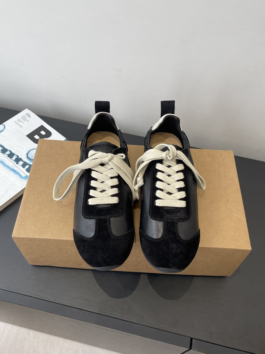 NO:722156,UMA WANG 26ss new retro strappy moral training shoes are lined with fine lambskin, which is skin-friendly and breathable. The upper stitching and distressed effects are all hand-processed. The stitching is delicate and has a natural hand-made temperature. It reflects the craftsmanship standards of high-end designer brands. The rubber outsole is soft and non-slip and fits the foot when walking. It takes into account retro styling and comfort. The low-saturation color matching is extremely adaptable. It can be paired with suits and dresses to create formal looks.  It can also be combined with jeans and sweatshirts to create a casual daily style. Sheepskin upper/cow suede, sheepskin lining, rubber outsole, size 35-40 (customized for 40), casual shoes/sports shoes, sneakers, hoodie, sweatshirts, skirts, jeans, business suit, sheepskin19860909UMA WANG 26ss新款复古绑带德训鞋休闲鞋 内衬为细腻小羊皮 触感亲肤且透气性佳 鞋面拼接缝线、做旧效果均为手工处理 针脚细腻且带有自然的手工温度 体现了高端设计师品牌的工艺标准 采用橡胶大底柔软且防滑行走时贴合脚感 兼顾了复古造型与舒适度 低饱和度配色适配性极强.既能搭配西装、连衣裙打造正式造型 也能与牛仔裤 卫衣组合出随性日常风格 鞋面羊皮/牛反绒 内里羊皮 橡胶大底 码数35-40（40定做）,休闲鞋/运动鞋,sneakers,hoodie,sweatshirts,skirts,jeans,business suit,sheepskin,Women's Shoes