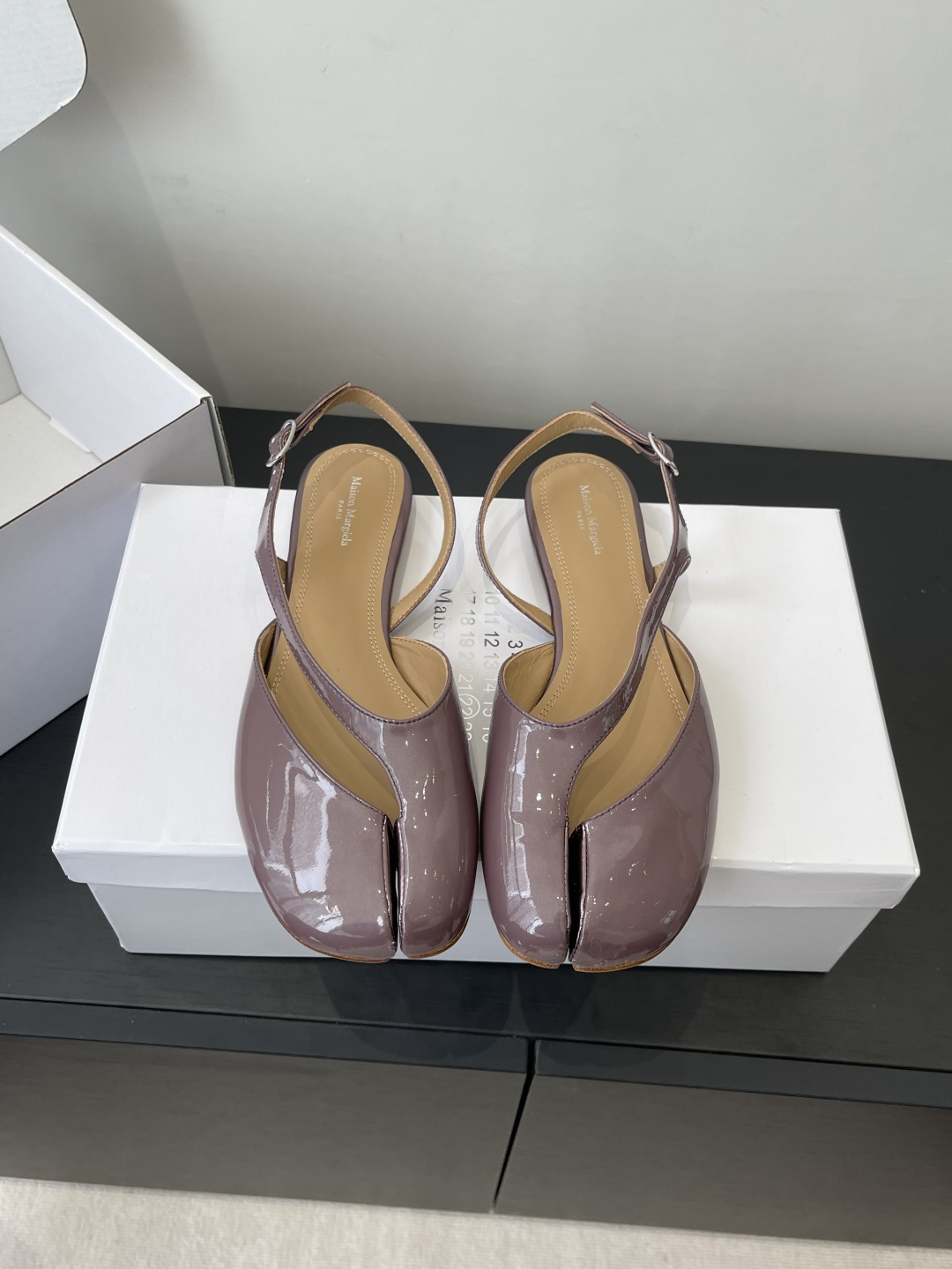 NO:722141,Maison Margiela MM6 Margiela 2026ss new summer flat-soled split-toe sandals. Comfortable and easy to wear. The upper feet are white. They look good no matter how you wear them. This summer’s favorite of fashionistas~ The most popular split-toe sandals in the world. Appeared on the covers of major fashion magazines. Used by celebrities and Xiaohongshu bloggers. The best choice for matching with long skirts and hot pants. You will not regret it if you close your eyes. Original custom imported open-edge beaded cowhide. Imported sheepskin inside.  Genuine leather outsole imported from Italy, size 35-40 (40.41 custom-made, non-refundable), split-toe shoes, masion margiela, masion margiela, sandals, skirts, cowhide, sheepskin, Leather soles19860909Maison Margiela MM6马吉拉 2026ss新品夏季 平底 分趾凉鞋 舒适又好穿 上脚显白 怎么穿都好看 今夏时髦精最爱～ 全球最火分趾凉鞋 出现在各大时装杂志封面 各路明星 小红书博主着用～搭配长裙、热裤的不二选择 闭眼入都是不会后悔 原版定制进口开边珠牛皮 内里进口羊皮 意大利进口真皮大底 码数35-40（40.41定做不退换）,分趾鞋,masion margiela,masion margiela,sandals,skirts,cowhide,sheepskin,Leather soles,Women's Shoes