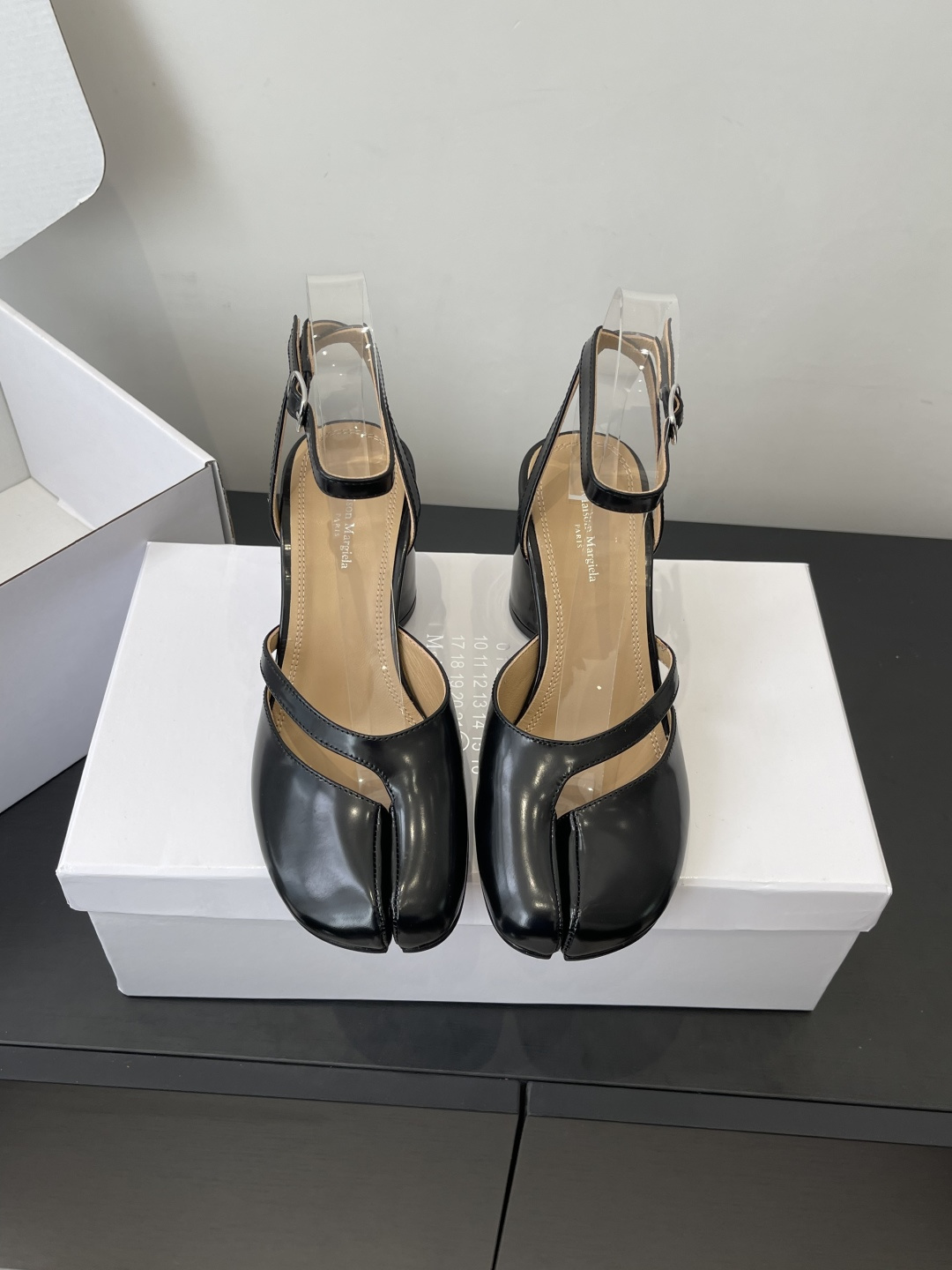 NO:722146,Maison Margiela MM6 Margiela 2026ss new summer high-heeled split-toe sandals. Comfortable and easy to wear. The upper feet are white. They look good no matter how you wear them. This summer’s favorite of fashionistas ~ The most popular split-toe sandals in the world. Appeared on the covers of major fashion magazines. Used by various celebrities and Xiaohongshu bloggers ~ The best choice to match with long skirts and hot pants. You will not regret it if you close your eyes. Original custom imported open-edge beaded cowhide. Imported sheepskin inside  Genuine leather outsole imported from Italy, size 35-40 (40.41 custom-made, non-refundable), split-toe shoes, masion margiela, masion margiela, sandals, skirts, cowhide, sheepskin, Leather soles19860909Maison Margiela MM6马吉拉 2026ss新品夏季 高跟 分趾凉鞋 舒适又好穿 上脚显白 怎么穿都好看 今夏时髦精最爱～ 全球最火分趾凉鞋 出现在各大时装杂志封面 各路明星 小红书博主着用～搭配长裙、热裤的不二选择 闭眼入都是不会后悔 原版定制进口开边珠牛皮 内里进口羊皮 意大利进口真皮大底 码数35-40（40.41定做不退换）,分趾鞋,masion margiela,masion margiela,sandals,skirts,cowhide,sheepskin,Leather soles,Women's Shoes