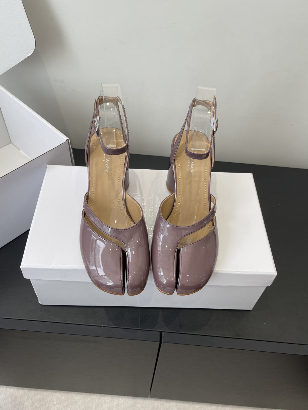 NO:722151,Maison Margiela MM6 Margiela 2026ss new summer flat-soled split-toe sandals. Comfortable and easy to wear. The upper feet are white. They look good no matter how you wear them. This summer’s favorite of fashionistas~ The most popular split-toe sandals in the world. Appeared on the covers of major fashion magazines. Used by celebrities and Xiaohongshu bloggers. The best choice for matching with long skirts and hot pants. You will not regret it if you close your eyes. Original custom imported open-edge beaded cowhide. Imported sheepskin inside.  Genuine leather outsole imported from Italy, size 35-40 (40.41 custom-made, non-refundable), split-toe shoes, masion margiela, masion margiela, sandals, skirts, cowhide, sheepskin, Leather soles19860909Maison Margiela MM6马吉拉 2026ss新品夏季 平底 分趾凉鞋 舒适又好穿 上脚显白 怎么穿都好看 今夏时髦精最爱～ 全球最火分趾凉鞋 出现在各大时装杂志封面 各路明星 小红书博主着用～搭配长裙、热裤的不二选择 闭眼入都是不会后悔 原版定制进口开边珠牛皮 内里进口羊皮 意大利进口真皮大底 码数35-40（40.41定做不退换）,分趾鞋,masion margiela,masion margiela,sandals,skirts,cowhide,sheepskin,Leather soles,Women's Shoes
