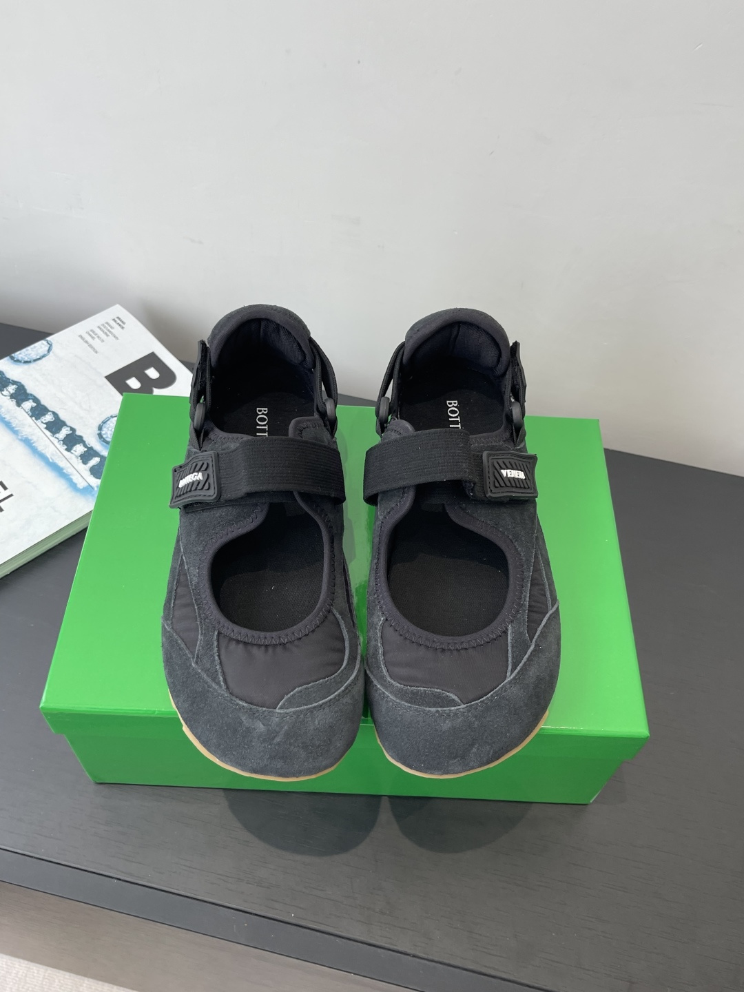 NO:722136,Bottega Veneta Orbit Flash 2026 Spring and Summer New Style Mary Jane Casual Shoes Sports Shoes BV Orbit Flash Mary Jane combines retro elegance with modern sports style. Suede + nylon splicing, perfect texture and breathable. Velcro design. Super easy to put on and take off and fits the foot shape. Round toe + shallow mouth. Modify the foot shape, comfortable and beautiful. The rubber-colored outsole is full of retro feel. It can be easily used for daily commuting, shopping, and dating. Match skirts and trousers as you like.  Original molded rubber non-slip outsole, size 35-41 (40.41 custom-made, non-refundable), Mary Jane, bottega veneta, bottega veneta, mary jane, sneakers, skirts, chamois leather19860909Bottega Veneta Orbit Flash 2026春夏新款 玛丽珍 休闲鞋 运动鞋 BV Orbit Flash玛丽珍将复古优雅与现代运动风融合 麂皮+尼龙拼接 质感满分又透气 魔术贴设计 穿脱超方便贴合脚型 圆头+浅口 修饰脚型舒适又美观生胶色外底复古感十足 日常通勤、逛街、约会都能轻松驾驭 裙装裤装随心搭配 原版开模橡胶防滑大底 码数35-41（40.41定做不退换）,玛丽珍,bottega veneta,bottega veneta,mary jane,sneakers,skirts,chamois leather,Women's Shoes