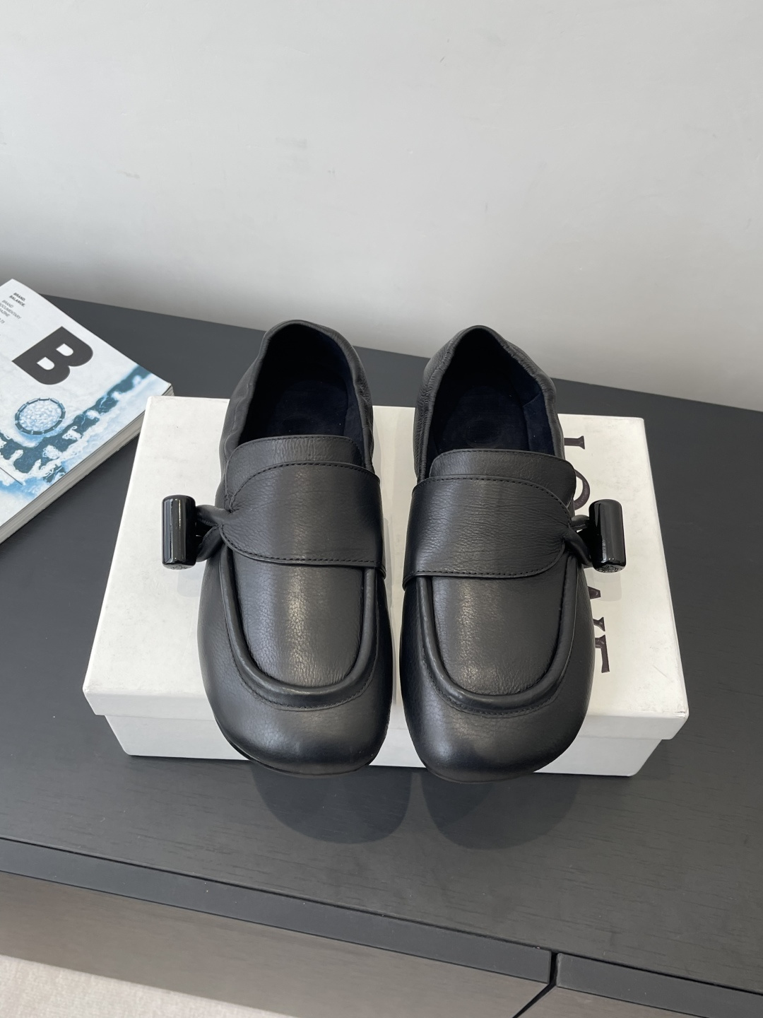 NO:722132,LOEWE Loewe 26ss spring and summer new flat retro loafers, slip-on slip-on casual shoes, original purchase, well-controlled details, unique fashion and trend-leading style, highly recommended to stock up. The shoe style is great, the leather is soft, and the design is very comfortable to step on. It can be matched with dresses and leggings. A very versatile one. The upper is imported top-layer fetal cowhide, the inner sheepskin lining, the original genuine leather outsole, the size is 35-39  (40 custom-made, non-refundable and non-exchangeable), loafers, loewe, loewe, loafers, skirts, cowhide, sheepskin, Leather soles19860909LOEWE罗意威 26ss春夏新款平底复古乐福鞋 一脚蹬懒人鞋休闲鞋 原版购入 细节把控到位 独具时尚潮流领先风格 强烈推荐备货购入 鞋型韵味超赞 皮质柔软 可后踩的设计舒适度极高 搭配连衣裙 束脚工裤装 非常百搭的一款 鞋面进口头层胎牛皮 内里羊皮内里 原版真皮大底 码数35-39 (40定做不退不换),乐福鞋,loewe,loewe,loafers,skirts,cowhide,sheepskin,Leather soles,Women's Shoes