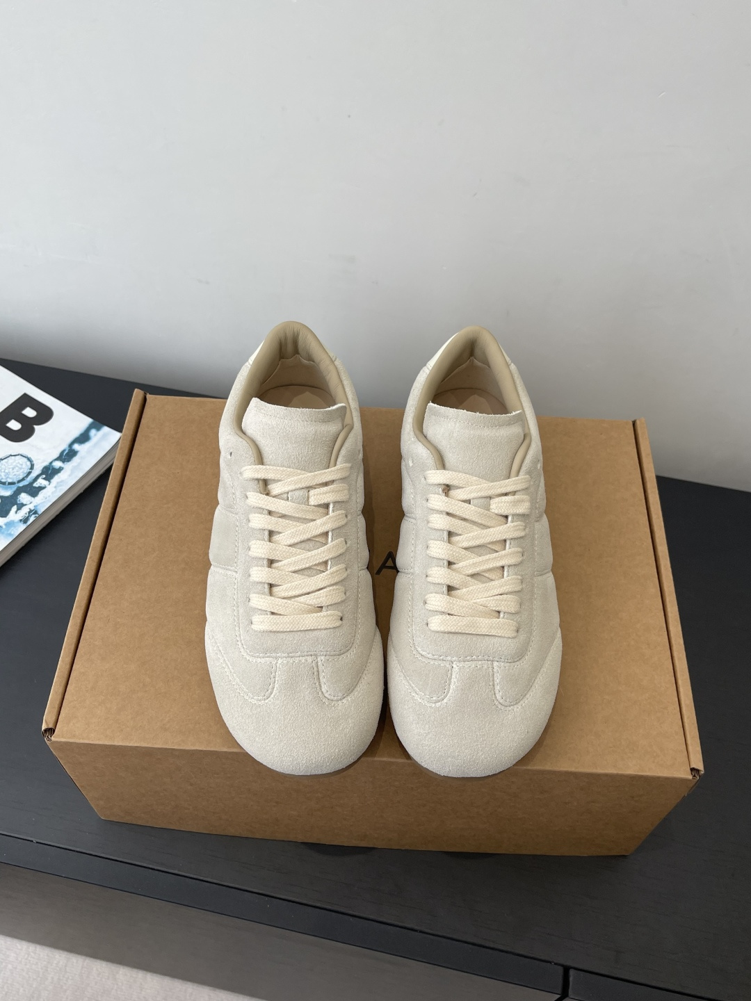 NO:722120,Lemaire's latest Soft De Xun flat shoes and sports shoes are made of warm and soft leather to reshape the classic silhouette. Simplicity contains rich details. The soft lines of the shoe body have a lazy and elegant sense of relaxation. The shoes are very light and are made of leather inside and outside. They feel really comfortable on the feet and you don't want to take them off. Whether it is for leisure life or commuting to work, flat shoes are the most solid backing. De Xun shoes. Various trousers and wide-leg pants. Fashionable and advanced. These three colors are very versatile.  Size 35-45 (40 for women, 45 for men, customized), casual shoes/sports shoes, flats, sneakers19860909Lemaire最新款 Soft德训平底鞋 运动鞋 以温润软的皮质 重塑经典轮廓 简约中蕴含丰沛细节 鞋身线条柔和 就很有慵懒优雅的松弛感 鞋子自重很轻里外全皮 脚感真的无敌舒适 穿上不想脱下来 无论是休闲生活还是通勤上班 平底鞋都是最坚实的后盾 德训鞋 各种长裤阔腿裤 时髦又高级 这三个配色都非常百搭 码数35-45（女40 男45定做）,休闲鞋/运动鞋,flats,sneakers,Women's Shoes