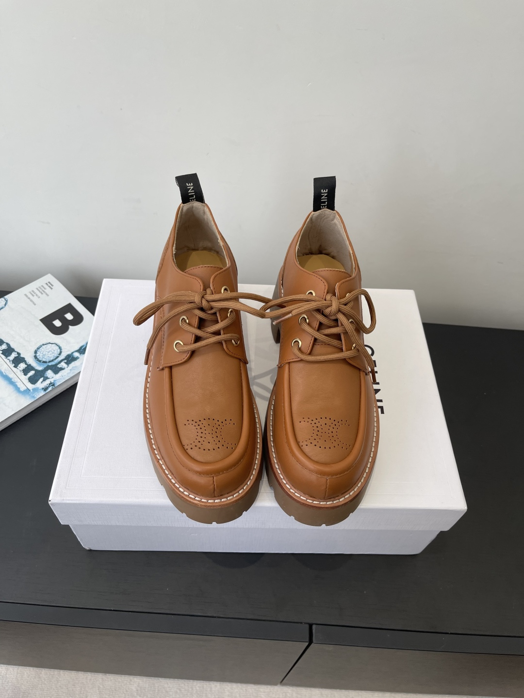 NO:722109,Celine Celine 26ss early spring new British style loafers casual shoes combine retro British derby shoe shape and modern thick sole design. Old color polishing treatment has a retro texture. The toe is round and loose, does not squeeze the foot and adapts to a variety of foot types. The thick sole shoe shape increases the body shape and modifies the proportion of the legs. The thick rubber sole has anti-slip texture. The thick sole structure has a shock-absorbing effect and is not easy to fatigue after walking for a long time. It combines fashion sense and practicality.  Upper cowhide/waxed cowhide, lining cowhide, rubber outsole, heel height 3cm, size 35-41 (40.41 custom made, non-returnable), loafers, celine, celine, loafers, cowhide19860909Celine 赛琳 26ss早春新品英伦风 乐福鞋 休闲鞋 融合复古英伦德比鞋型与现代厚底设计 做旧擦色处理 自带复古质感 鞋头圆润宽松 不挤脚且适配多种脚型 厚底鞋型拉高身形 修饰腿部比例 橡胶厚底带有防滑纹路 厚底结构具备减震效果 长时间行走不易疲劳 兼顾时尚感与实用性 鞋面牛皮/蜡油牛皮 内里牛皮 橡胶大底跟高3cm 码数35-41（40.41定做不退换）,乐福鞋,celine,celine,loafers,cowhide,Women's Shoes