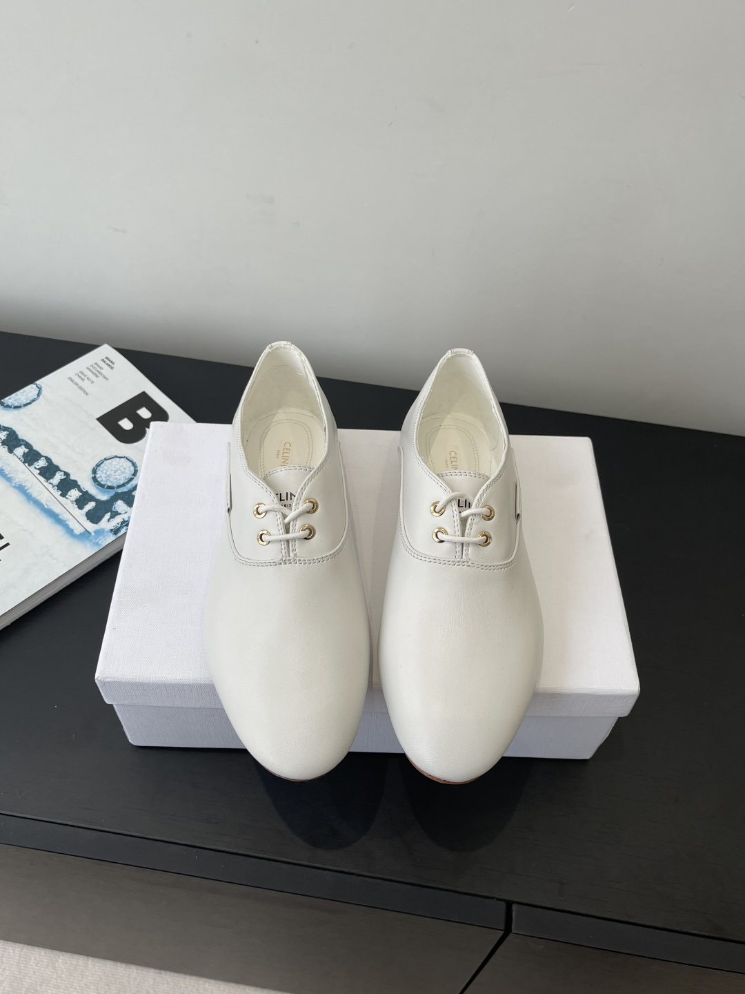 NO:722099,Celine Celine 26ss new French style flat-soled lace-up loafers, minimalist retro style, round-toe shoe shape with simplified lace-up design, no unnecessary complicated decoration, both French elegance and neutral neatness, extremely versatile, black is calm and elegant, white is fresh and simple, suitable for a variety of dressing styles and scenes, flat-soled design combined with soft lining, taking into account both style and comfort, it is a practical style that can be used in daily commuting and casual styles. Upper sheepskin  Sheepskin lining, genuine leather outsole, size 35-40 (40 custom made, non-returnable), loafers, celine, celine, loafers, sheepskin, Leather soles19860909Celine 赛琳 26ss新款法式 平底系带 乐福鞋 极简复古风 采用圆头鞋型搭配简化的系带设计 无多余繁复装饰 兼具法式优雅与中性利落感 百搭性极强 黑色沉稳大气 白色清新简约 适配多种穿搭风格与场景 平底设计结合柔软内里 兼顾造型感与舒适度 属于日常通勤休闲造型都能驾驭的实穿款 鞋面羊皮 内里羊皮 鞋底真皮大底 码数35-40（40定做不退换）,乐福鞋,celine,celine,loafers,sheepskin,Leather soles,Women's Shoes