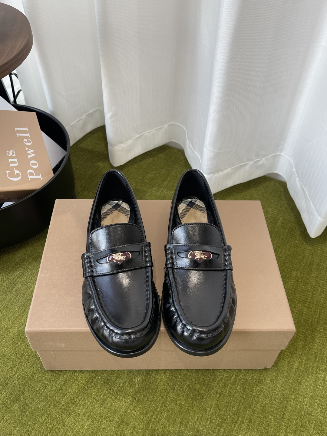 NO:722124,BURBERRY Burberry BBR 26ss/spring and summer new loafers casual shoes from designer Daniel Lee Newly designed new loafers this spring and summer limited edition. It is very difficult to buy at the counter. It is very soft on the feet and easy to wear. It feels great on the feet. Simple old money style outfit. Produced by a big factory. Don’t worry about quality control. Retro and modern design. Suit pants, skirts and jeans can be easily worn.  Low-key and full of elegance (ZP consistent Blue Rider leather soles) Italian imported pleated calfskin upper, imported sheepskin lining, original customized hardware buckle, Italian imported genuine leather outsole, size 35-41 (40.41 custom-made, non-refundable), loafers, burberry, burberry, loafers, skirts, jeans, business suit, cowhide, sheepskin, Leather soles19860909BURBERRY 博柏利 巴宝莉BBR 26ss/春夏新款乐福鞋休闲鞋 出自设计师Daniel Lee 全新设计新款乐福鞋 今年春夏限定款 专柜非常难买 上脚非常软巨好穿 脚感超赞 简简单单的老钱风穿搭 妥妥大厂出品 品质品控不用担心 复古摩登设计 西装裤、裙装、牛仔裤都能轻松驾驭 低调又气质感满满（ZP一致蓝骑士真皮鞋底） 鞋面意大利进口褶皱小牛皮 内里进口绵羊皮 原版定制五金扣 意大利进口真皮大底 码数35-41（40.41定做不退换）,乐福鞋,burberry,burberry,loafers,skirts,jeans,business suit,cowhide,sheepskin,Leather soles,Women's Shoes