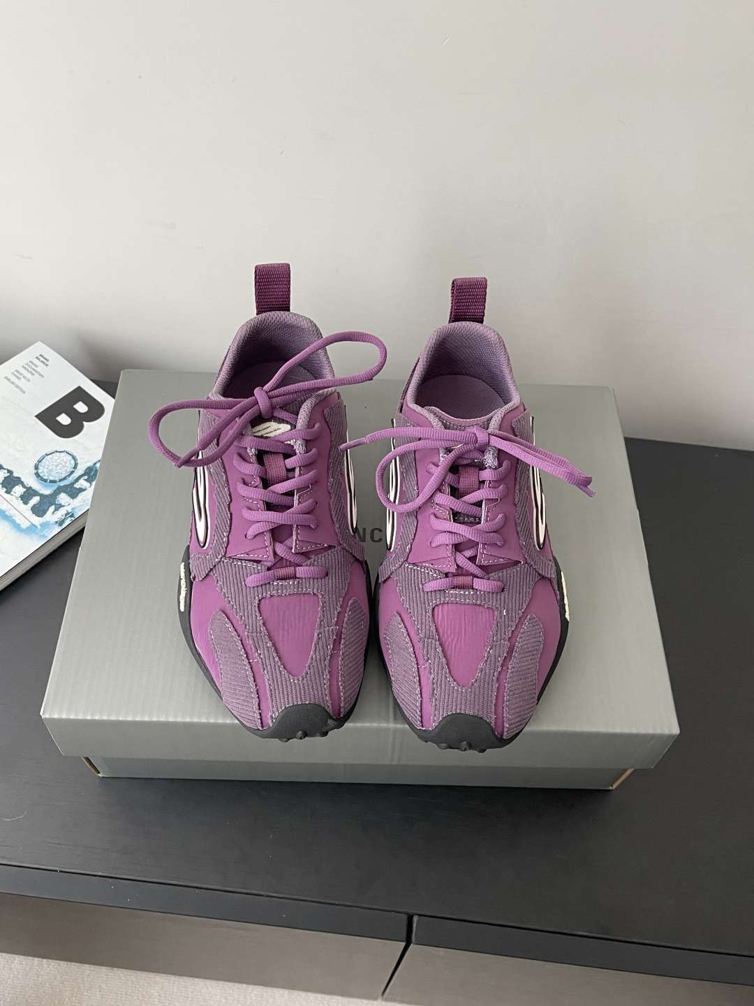 NO:722108,BALENCIAGA Balenciaga's latest Monday Ultra round-toe lace-up low-cut casual shoes. The body of the shoe is made of polyester fiber, nylon and polyurethane. It is a step up in terms of appearance and comfort and lightness. The heel is decorated with a webbing crotch. The outsole and rear are decorated with Balenciaga logo. The upper is decorated with unity sports icon artwork. The tongue is decorated with 3B sports icon artwork. Fabric lining feet.  Size 35-39 (40 customized), casual shoes/sports shoes, balenciaga, balenciaga, sneakers19860909BALENCIAGA 巴黎世家 最新款 Monday Ultra 圆头系带 低帮 休闲鞋 鞋身由聚酯纤维 尼龙和聚氨酯制成 不管是从外观还是舒适轻盈度都更上一个台阶 后跟饰有织带拉裆 外底和后部饰以 Balenciaga 标识 鞋面饰以 unity sports icon 艺术作品 鞋舌饰以3B sports icon 艺术作品 织物内里垫脚. 码数35-39（40定做）,休闲鞋/运动鞋,balenciaga,balenciaga,sneakers,Women's Shoes