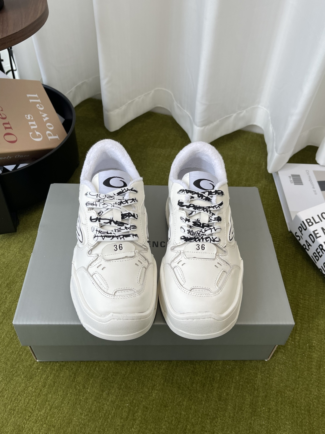 NO:722113,BALENCIAGA Balenciaga Winter 26 latest Hamp tons sneakers. The Winter26 series under the helm of creative genius Deanna has reshaped the definition of fashion, and this Hampton sneaker is particularly eye-catching. It is based on classic shoes, decorated with 3B Spores and Spores logos, creating a streamlined silhouette, and is made of selected genuine cowhide materials. The upper adopts an asymmetrical tailoring design supplemented by raw edges. It is full of signs of distress and exposed stitching on the frayed edges.  Loose stitching and hole marks in the details, scratch marks and asymmetrical design create a retro and casual atmosphere. The crow-style brand logo on the outside of the shoelaces and the curved toe structure bring out the uninhibitedness and personality of DIY. It highlights the unique handmade texture and recreates the model of casual aesthetics. Original imported first-layer cowhide/short velvet lining. Original open-molded rubber combination outsole/sole thickness is about 5CM.  Size 35-40 (40 customized), casual shoes/sports shoes, balenciaga, balenciaga, sneakers, cowhide19860909BALENCIAGA 巴黎世家 Winter 26最新Hamp tons运动鞋 创意鬼才Deanna掌舵下Winter26系列重塑时尚定义、而这款Hampton运动鞋尤为吸睛  它以经典鞋履为原型、饰以3B Spores与Spores标志、打造流线型轮廓、精选真牛皮材质精制而成 鞋面采用不对称剪裁设计辅以毛边 满是做旧痕迹 磨损边缘外露缝线 细节处松脱的缝线以及车孔痕辸 刮擦痕辸与不对称设计营造出复古随性氛围 鞋带外途鸦式品牌标识与弯曲鞋头结构、自带DIY的不羁与个性 彰显独具一格的手工质感、再造休闲美学典范 原版进口头层牛皮/内里短绒布 原版开模橡胶组合大底/底厚约5CM 码数35-40（40定做）,休闲鞋/运动鞋,balenciaga,balenciaga,sneakers,cowhide,Women's Shoes