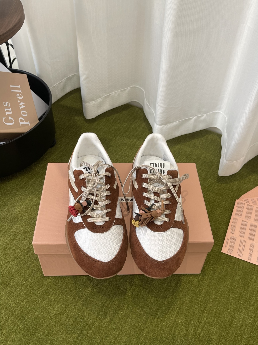 NO:722098,MiuMiu 26 spring and summer new catwalk style Moral casual shoes show craftsmanship details close-up from the Miu Miu series New season trends and the concept of love at the moment Multi-faceted collision conveys modern style~ Looks good no matter how you wear it This summer’s fashionista’s favorite Fabric imported mercerized cow suede/mesh Lining velvet Original rubber sole Size 35-40, casual shoes/sports shoes, miumiu, sneakers19860909MiuMiu 缪缪 26春夏新款走秀款 德训 休闲鞋秀场工艺来自Miu Miu系列的细节特写 新季的潮流此刻挚爱的概念 多元对撞 传达现代风格~ 怎么穿都好看今夏时髦精最爱 面料进口丝光牛反绒/网面 内里绒布里 原版橡胶鞋底 码数35-40,休闲鞋/运动鞋,miumiu,sneakers,Women's Shoes