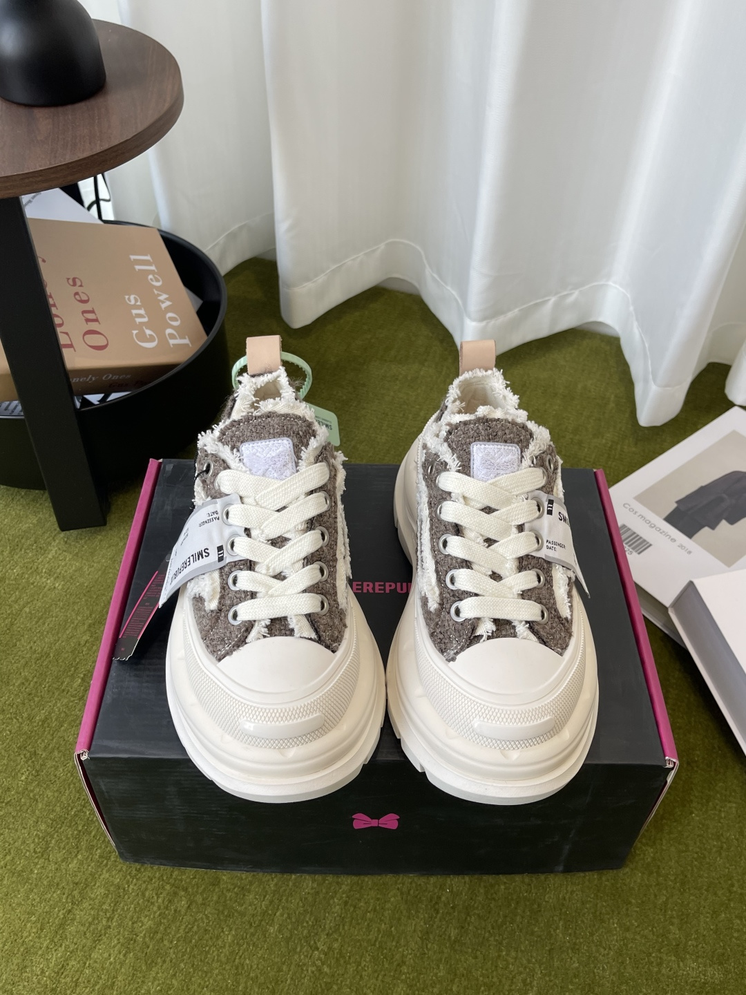 NO:722112,The Smilerepublic low-top Smile 2.0 series is here. The thick sole is so soft that it seems to have its own spring. The shape of the shoe makes the whole leg very delicate. When paired with mid-calf socks, you can instantly transform into a college girl. The 7cm outsole is light and taller. The thick sole instantly elongates the body proportions and becomes the focus of fashion. Stable and thick sole. Comfortable material. It can be worn for a long time without tiring my feet. It allows me to shine confidently in the spotlight. I have gained countless looks and many stars have stepped on it.  Size female 35-40 male 40-45, casual shoes/sports shoes, sneakers19860909Smilerepublic低帮开口笑2.0系列重磅来袭 厚底软得像是自带弹簧 鞋型把整条腿衬得特别秀气,配中筒袜瞬间变身学院少女 7cm大底轻盈又增高 厚底瞬间拉长身材比例,成为时尚焦点 稳固厚底 舒适材质 久穿不累脚 让我在聚光灯下自信闪耀 收获无数目光 众多明星纷纷上脚 码数女35-40男40-45,休闲鞋/运动鞋,sneakers,Women's Shoes