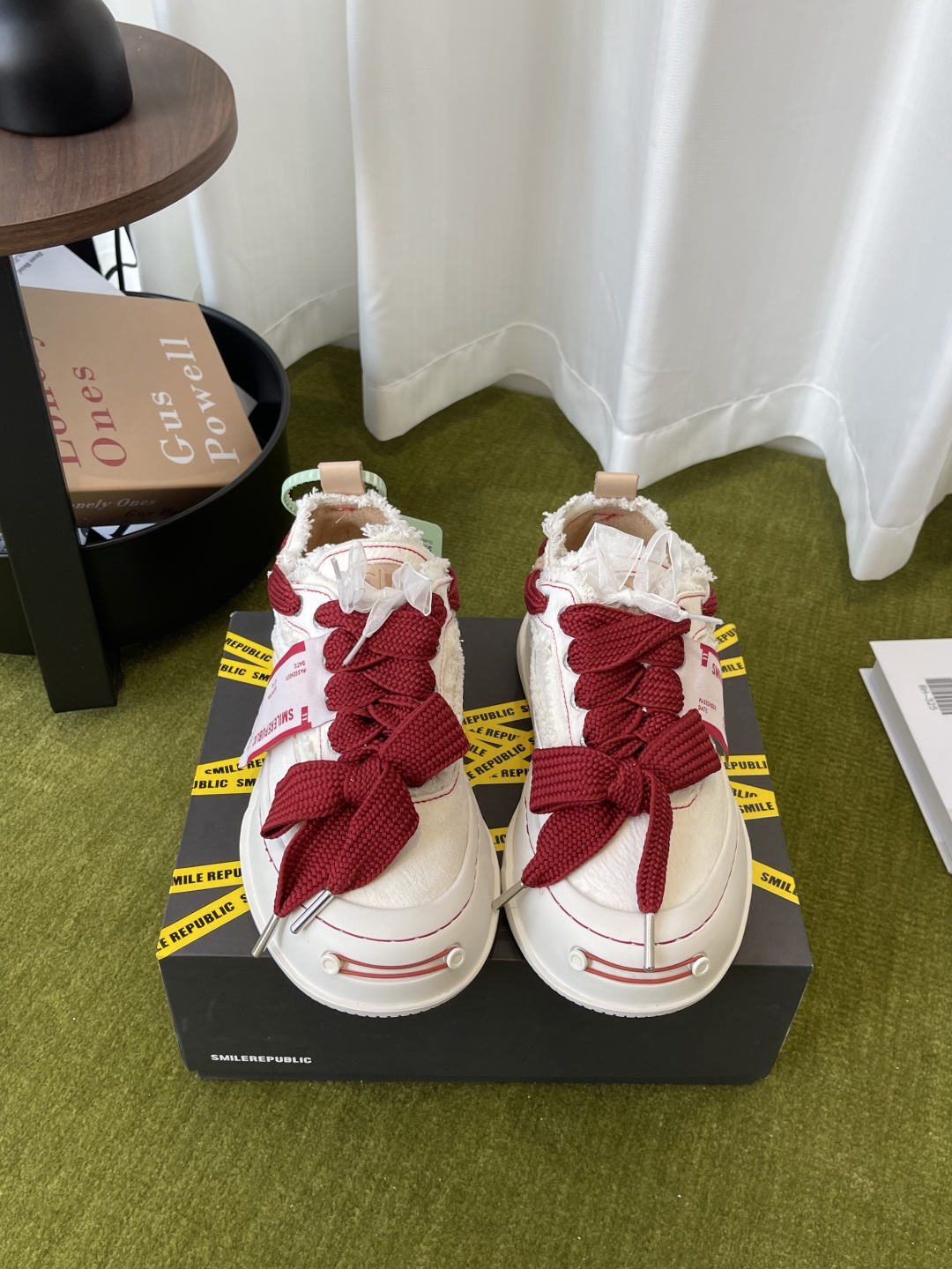 NO:722107,Women's SMILEREPUBLIC Smile Canvas Shoes A very popular canvas shoe. Recently, celebrities and Internet celebrities have stepped on their feet. Too many variety show guests have worn SR to steal the spotlight. The aesthetic concept and artistic combination in early spring have made this SMILEREPUBLIC canvas shoe an instant hot item in spring. It is also a favorite of celebrities. It is eye-catching. Max. What makes this pair of canvas shoes so popular?  The wool tassel design boldly expresses the avant-garde trend and the salty or sweet bow gives the whole pair of shoes unlimited matching styles. The rounded and widened toe design, combined with the smart shoe shape and stitching, perfectly achieves the effect of optimizing the ankle line. Size women's 35-40, casual shoes/sports shoes, sneakers19860909女款 SMILEREPUBLIC 开口笑 帆布鞋 一款热度非常高的帆布鞋 最近各路明星网红纷纷上脚 太多综艺节目嘉宾穿SR抢镜 美学理念初春充满艺术感的搭配 让这款 SMILEREPUBLIC帆布鞋瞬间成为春日爆款 也是明星们的心水好物 吸睛力 Max 是什么让这双帆布鞋火速出圈 羊毛流苏的设计大胆表达了先锋潮流加上可盐可甜的 蝴蝶结让整双鞋 拥有无限搭配风格的可能性 圆钝感加宽的鞋头设计 配合灵动的鞋型与缝线 完美地达到优化脚踝线条的效果 码数女35-40,休闲鞋/运动鞋,sneakers,Women's Shoes