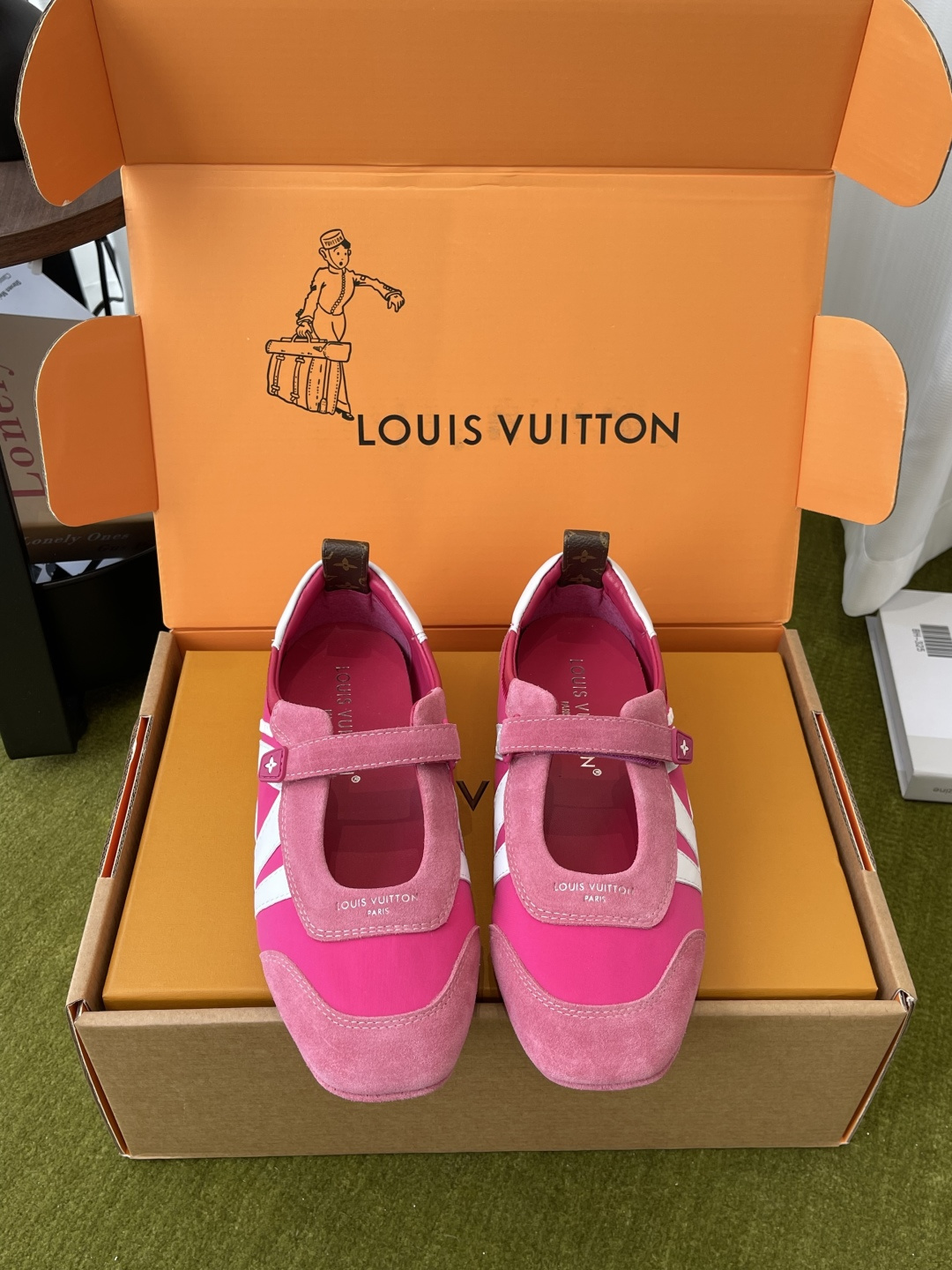 NO:723610,Top version Louis Vuitton Louis Vuitton Sneakerina series ballet sneakers moral training shoes Sneakerina ballet style sneakers are made of silky suede cow leather to create smooth lines. They have the light structure of ballet shoes and the comfortable texture of sneakers. LV logo on the side. Monogram canvas back strap with rich details. Sacchetto craftsmanship and TPU outsole. Upgraded soft wearing experience. Match as you like. Fabric Original custom imported first-grain cowhide. Lining  Original molded outsole in custom breathable mesh Injection TPU material Size: 35-41 (customized for women 40.41), casual shoes/sports shoes, louis vuitton, louis vuitton, louis vuitton, sneakers, cowhide19860909顶级版本 Louis Vuitton路易威登 Sneakerina系列 芭蕾运动鞋 德训鞋 Sneakerina 芭蕾风运动鞋以丝滑绒面牛皮革塑造流畅线条 兼具芭蕾舞鞋的轻盈构型和运动鞋的舒适质感 侧面 LV 标识Monogram 帆布后袢带丰富细节 Sacchetto 工艺和 TPU 外底升级轻柔穿着体验 随意搭配 面料 原版定制进口头层牛皮 内里 原版定制透气网里原版开模大底 注塑TPU材质 码数: 35-41（女40.41定做）,休闲鞋/运动鞋,louis vuitton,louis vuitton,louis vuitton,sneakers,cowhide,Women's Shoes