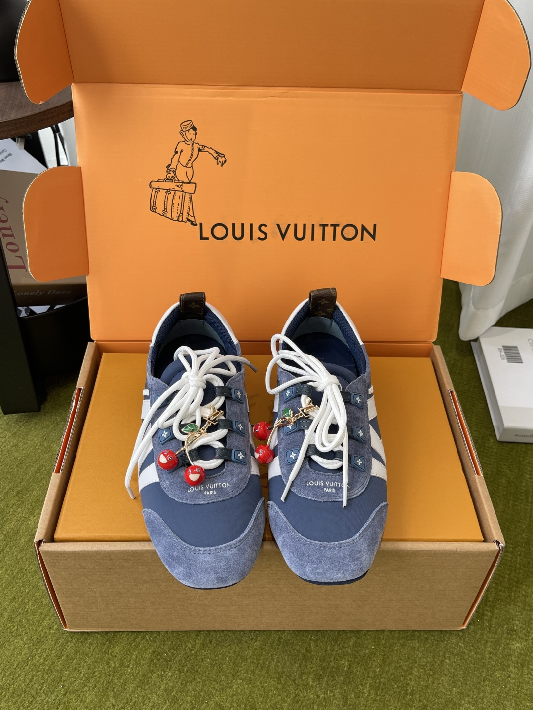 NO:723615,Top version Women's Men's Louis Vuitton Louis Vuitton Sneakerina Series Ballet Sneakers Moral Training Shoes Couple Style (Cherry 90) Sneakerina ballet-style sneakers are made of silky suede cow leather to create smooth lines. They have the light structure of ballet shoes and the comfortable texture of sneakers. LV logo on the side. Monogram canvas back strap with rich details. Sacchetto craftsmanship and TPU outsole upgrade for a soft wearing experience. Randomly match fabrics.  Original customized imported first-layer cowhide lining Original customized breathable mesh lining Original molded outsole Injection-molded TPU material Size: 35-45 (40 for women, 45 for men, customized), casual shoes/sports shoes, louis vuitton, louis vuitton, louis vuitton, sneakers, cowhide19860909顶级版本 女款男款 Louis Vuitton路易威登 Sneakerina系列 芭蕾运动鞋 德训鞋 情侣款（樱桃90） Sneakerina 芭蕾风运动鞋以丝滑绒面牛皮革塑造流畅线条 兼具芭蕾舞鞋的轻盈构型和运动鞋的舒适质感 侧面 LV 标识Monogram 帆布后袢带丰富细节 Sacchetto 工艺和 TPU 外底升级轻柔穿着体验 随意搭配 面料 原版定制进口头层牛皮 内里 原版定制透气网里原版开模大底 注塑TPU材质 码数: 35-45（女40 男45 定做）,休闲鞋/运动鞋,louis vuitton,louis vuitton,louis vuitton,sneakers,cowhide,Women's Shoes