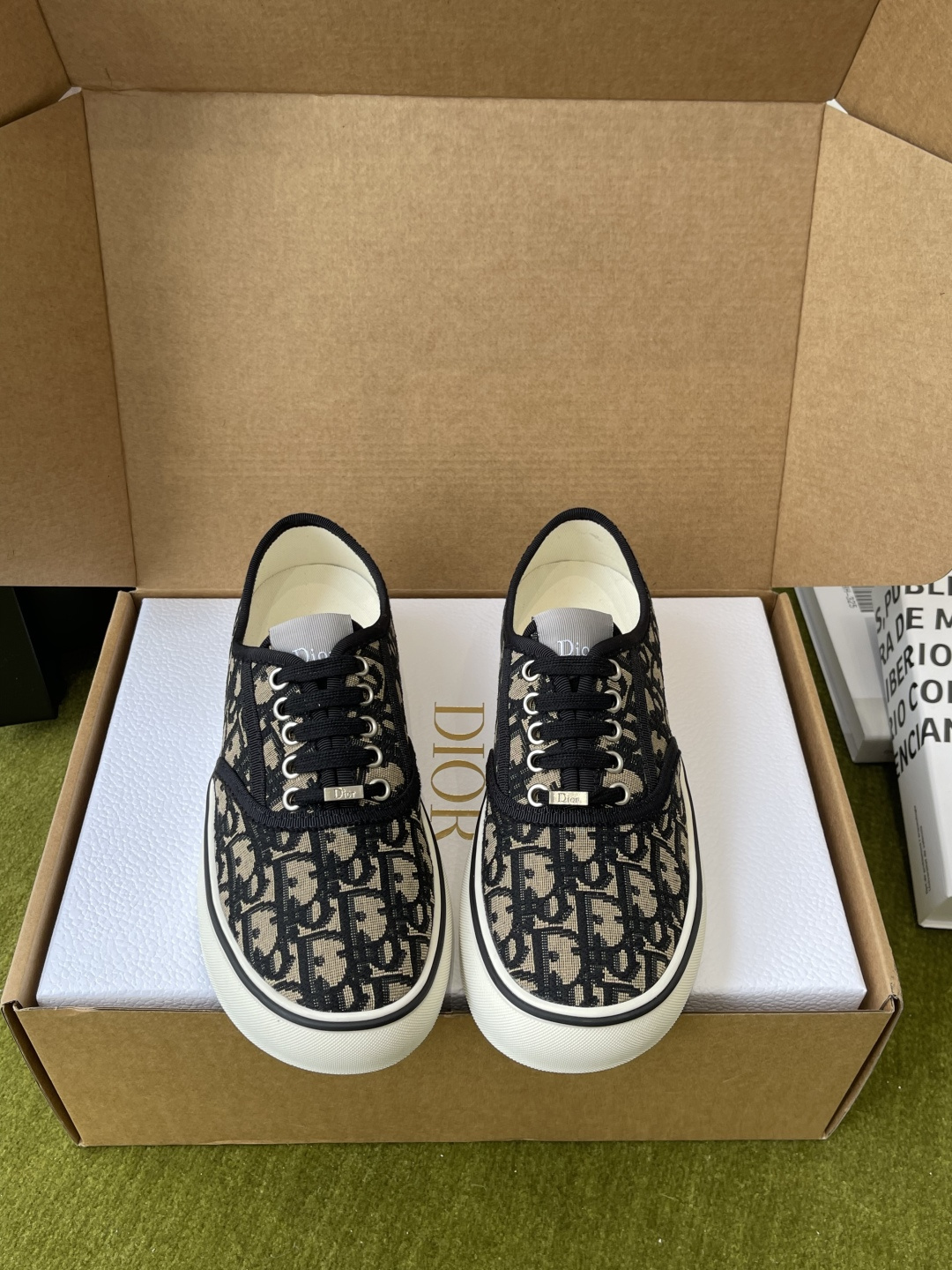 NO:724957,Dior Dior 2026 early spring new style Saltwind flat embroidered low-top canvas shoes casual shoes CD Oblique dark letter logo jacquard embroidery pattern color-blocked canvas sports white shoes full of retro style, casual and versatile, fashionable and casual, unique taste everyone loves and easy to control. It will be popular every year enough to conquer you. Wear it, casual and fashionable, do both things. Simple and handsome on the feet. The original material is imported, environmentally friendly, breathable, high temperature water-soluble electro-embroidered upper  Eco-friendly breathable mesh lining, original molded Tpu outsole, size 35-41 (40.41. Customized, non-refundable), casual shoes/sports shoes, dior, dior, sneakers19860909Dior 迪奥2026早春新款 Saltwind 平底 刺绣低帮帆布鞋 休闲鞋 CD Oblique 暗花字母logo提花刺绣图案拼色帆布运动小白鞋 复古感时髦满满 随意百搭 时尚休闲 独到味道人人都爱也轻松驾驭 每年都会爆足以征服你 穿上它 休闲时髦 两不失误 上脚简单帅气 材质原版进口环保透气高温水溶电绣鞋面 环保透气网眼布内里原版开模Tpu大底 码数35-41(40.41.定做不退换),休闲鞋/运动鞋,dior,dior,sneakers,Women's Shoes