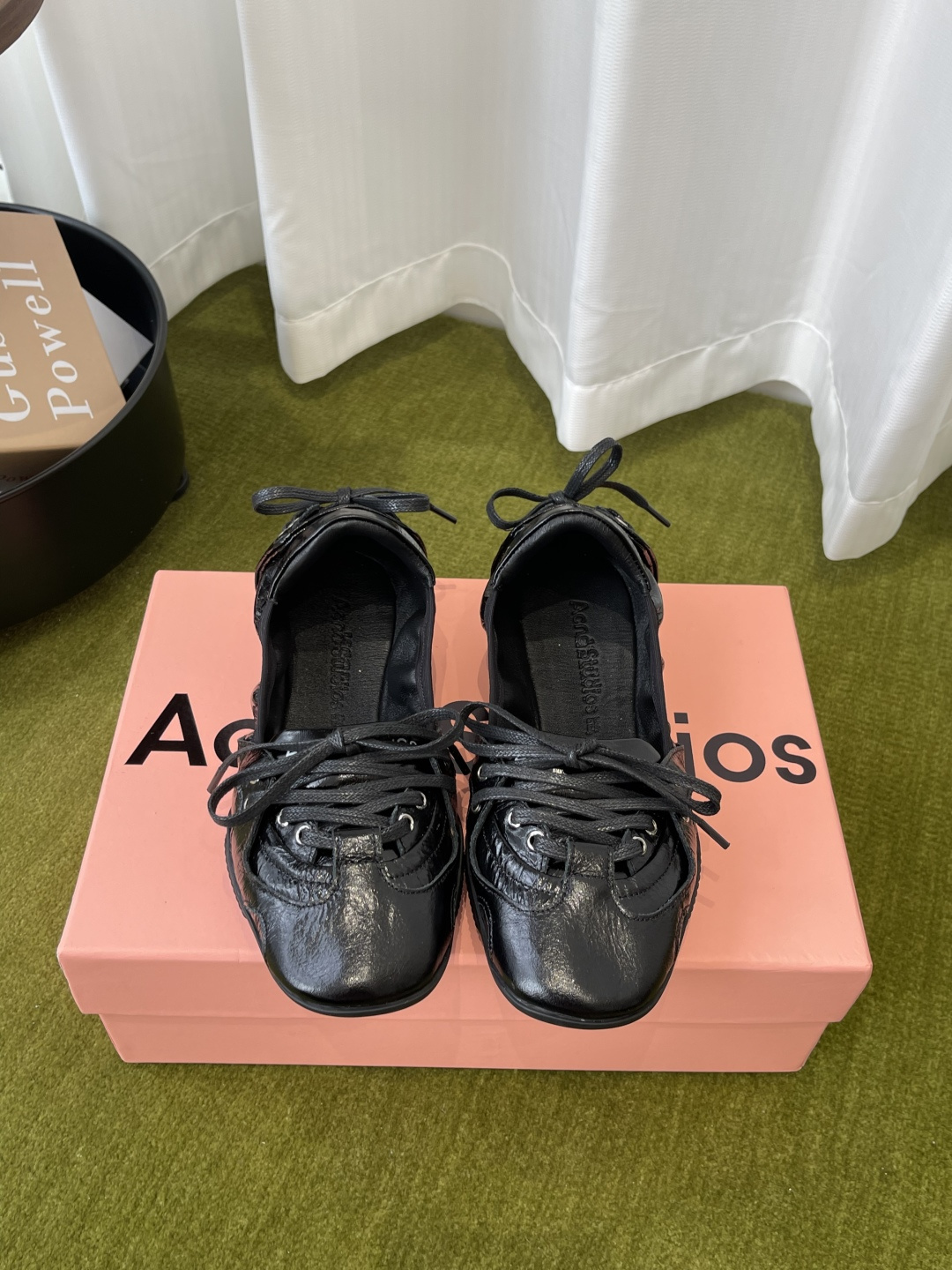 NO:725453,Acne Studios 26ss spring and summer new retro ballet shoes with bow straps and elastic pumps Mary Jane shoes reshape the silhouette of classic ballet shoes and combine the romantic elegance of ballet with the casual feel of the street. Some styles also incorporate trends such as retro distressing and Y2K technology. The toe is a rounded ballet shoe with a classic shape. There is a lace design on the front of the shoe. Decorative straps are placed on the heel. The Acne Studios brand logo is printed on the tongue. Ultra-thin soles create a lightweight foot feel.  The upper is made of imported calfskin/mixed sheepskin, the inner padding sheepskin, the original molded rubber outsole, shoe size 35-40 (customized to 40), ballet shoes, acne studios, dior, mary jane, cowhide, sheepskin19860909Acne Studios 26ss春夏新款复古芭蕾鞋系带蝴蝶结绑带松紧浅口单鞋 玛丽珍鞋 重塑经典芭蕾舞鞋轮廓 将芭蕾的浪漫优雅与街头休闲感结合 部分款式还融入复古做旧、Y2K科技感等潮流 鞋头为圆润的芭蕾舞鞋经典造型 鞋面前侧有系带设计 鞋后跟处搭配装饰性绑带 鞋舌处印有Acne Studios品牌标识 超薄鞋底打造轻量化脚感. 鞋面采用进口小牛皮/混种羊皮 内里垫脚羊皮 原版开模橡胶大底 鞋码35-40（40定做）,芭蕾舞鞋,acne studios,dior,mary jane,cowhide,sheepskin,Women's Shoes