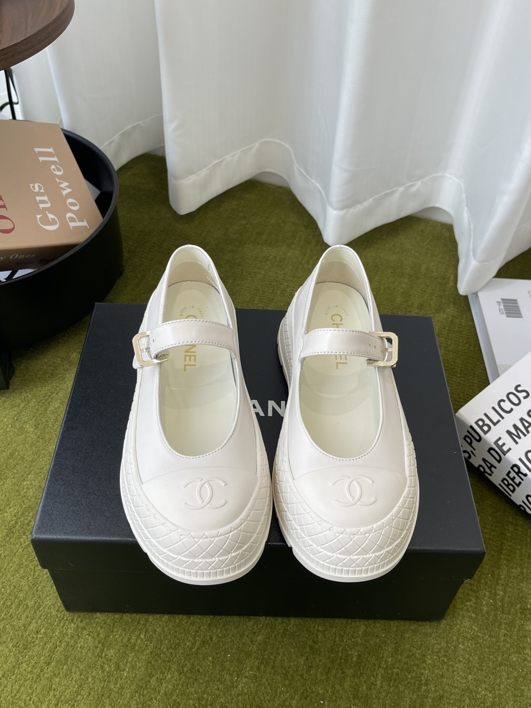 NO:725444,Chanel Chanel 26c Mary Jane loafers, king style, classic and user-friendly design. The design of flat and thick soles has its own invisible heightening. It will not tire your feet even if you walk all day long. The black model is classic and never goes out of style. The double C embossed on the toe is low-key and dignified. Paired with jeans, it is a sweet and cool girl. Paired with a small suit for commuting, it is smart. The white model is gentle to the bone. The texture of breasts and fufu comes with a French filter. Pair it with a floral skirt. White socks are a energetic girl.  It's full of spring atmosphere. The lambskin material is soft and doesn't wear your feet at all. The metal buckle of the one-line strap can also fine-tune the elasticity. It's also very friendly to sisters with wide feet and high insteps~ Whether it's daily shopping or commuting to work, this pair can be easily held. This year's Mary Jane must be it. No matter how you match it with the black and white color scheme, you can't go wrong. Close your eyes and you won't lose~ All matching materials, code number 35-40 (custom-made in 40), Mary Jane, chanel, chanel, loafers, mary  jane,skirts,jeans,business suit,sheepskin,socks19860909Chanel 香奈儿 26c 玛丽珍 乐福鞋 王炸款 经典加人性化设计 平底厚底的设计自带隐形增高 暴走一天都不累脚  黑色款经典永不过时 鞋头双C压纹低调显贵 搭配牛仔裤是甜酷辣妹 配小西装通勤又干练  白色款温柔到骨子里 奶fufu的质感自带法式滤镜 搭碎花裙 白袜子就是元气少女 春日氛围感拉满 小羊皮的材质软乎乎的 完全不磨脚 一字带的金属扣还能微调松紧 对宽脚 高脚背姐妹也超友好~不管是日常逛街,通勤上班 这双都能轻松hold住 今年的本命玛丽珍非它莫属 黑白配色怎么搭都不出错.闭眼入不亏~全对版材质 码数35-40（40定做）,玛丽珍,chanel,chanel,loafers,mary jane,skirts,jeans,business suit,sheepskin,socks,Women's Shoes