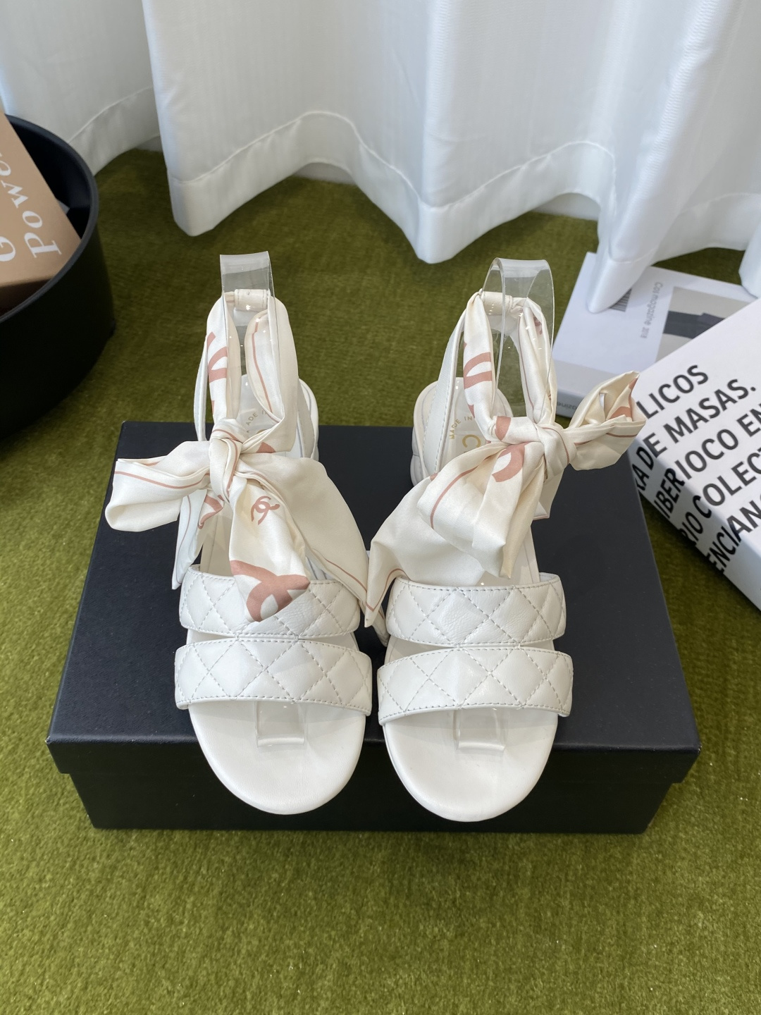 NO:747878,CHANEL Chanel's latest summer sandals. The upper is made of Sheep Beijing embroidery. It feels comfortable on the feet. Fashionable and versatile. The upper is made of sheepskin (satin). The lining is mixed sheepskin. Original imported genuine leather outsole. Size: 35-41 (40 and 41 are customized and non-returnable), high heels and sandals, chanel, chanel, sandals, high heels, sheepskin, silk fabric, sheep, Leather soles19860909CHANEL香奈儿 最新款夏季凉鞋 鞋面采用了羊京刺绣 脚感舒适 时尚百搭 鞋面进囗羊皮（绸缎） 内里混种羊皮 原版进口真皮大底 码数: 35-41（40、41定做不退换）,高跟鞋凉鞋,chanel,chanel,sandals,high heels,sheepskin,silk fabric,sheep,Leather soles,Women's Shoes