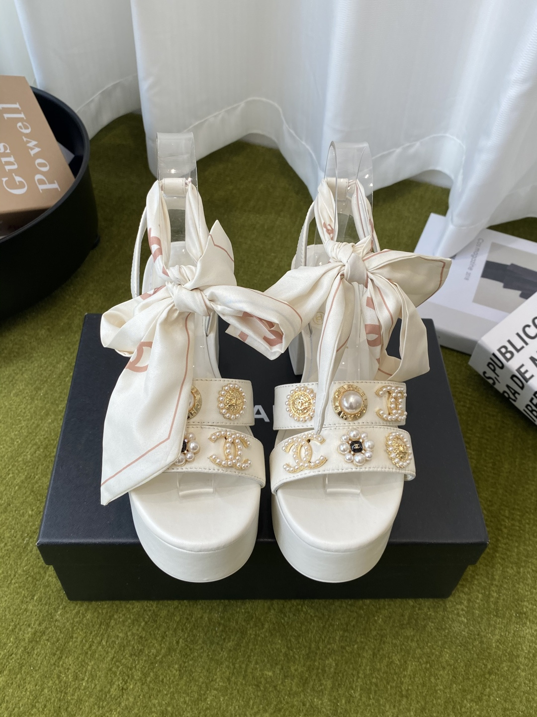 NO:747881,CHANEL Chanel's latest summer platform thick-heeled sandals. The upper is made of Yangjing embroidery. It feels comfortable on the feet. Fashionable and versatile. The upper is made of sheepskin (satin). The lining is mixed sheepskin. The original molded rubber outsole. Size: 35-41 (40 and 41 are customized and non-refundable), high-heeled sandals, chanel, chanel, sandals, high heels, sheepskin, silk fabric, sheepskin.19860909CHANEL香奈儿 最新款夏季 防水台粗跟凉鞋 鞋面采用了羊京刺绣 脚感舒适 时尚百搭 鞋面进囗羊皮（绸缎） 内里混种羊皮 原版开模橡胶大底 码数: 35-41（40、41定做不退换）,高跟鞋凉鞋,chanel,chanel,sandals,high heels,sheepskin,silk fabric,sheep,Women's Shoes