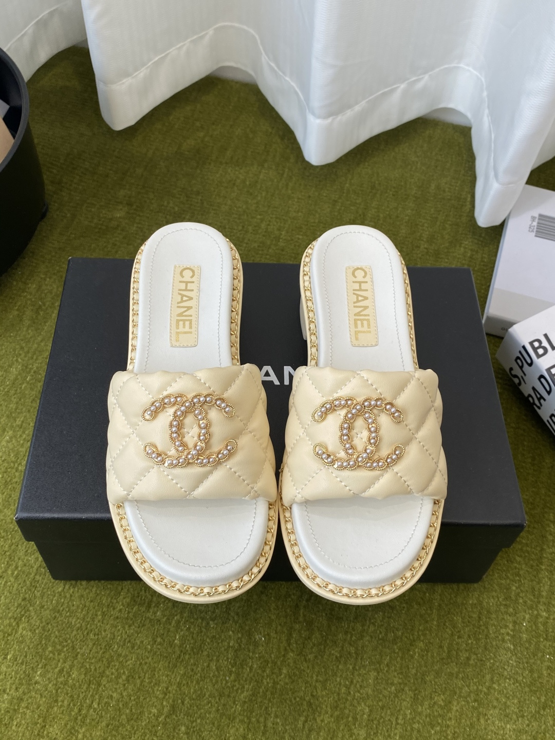 NO:747886,CHANEL Chanel's latest chain, pearl sandals, worn by many celebrities and Internet celebrities, a versatile series popularized by domestic and foreign bloggers, a must-have for spring and summer wardrobe, upper sheepskin, lining: imported crystal sheepskin lining, original molded custom leather outsole, size: 35-39 (40, 41, custom-made, non-returnable), slippers, chanel, chanel, slippers, sheepskin, Leather soles19860909CHANEL香奈儿 最新款链条 珍珠凉拖 众多明星网红上脚 国内外博主刷爆的一个百搭系列 春夏衣橱搭配必备 鞋面羊皮 内里:进口水晶羊皮内里 原版开模定制真皮大底 码数: 35-39（40、41、定做不退换）,拖鞋,chanel,chanel,slippers,sheepskin,Leather soles,Women's Shoes