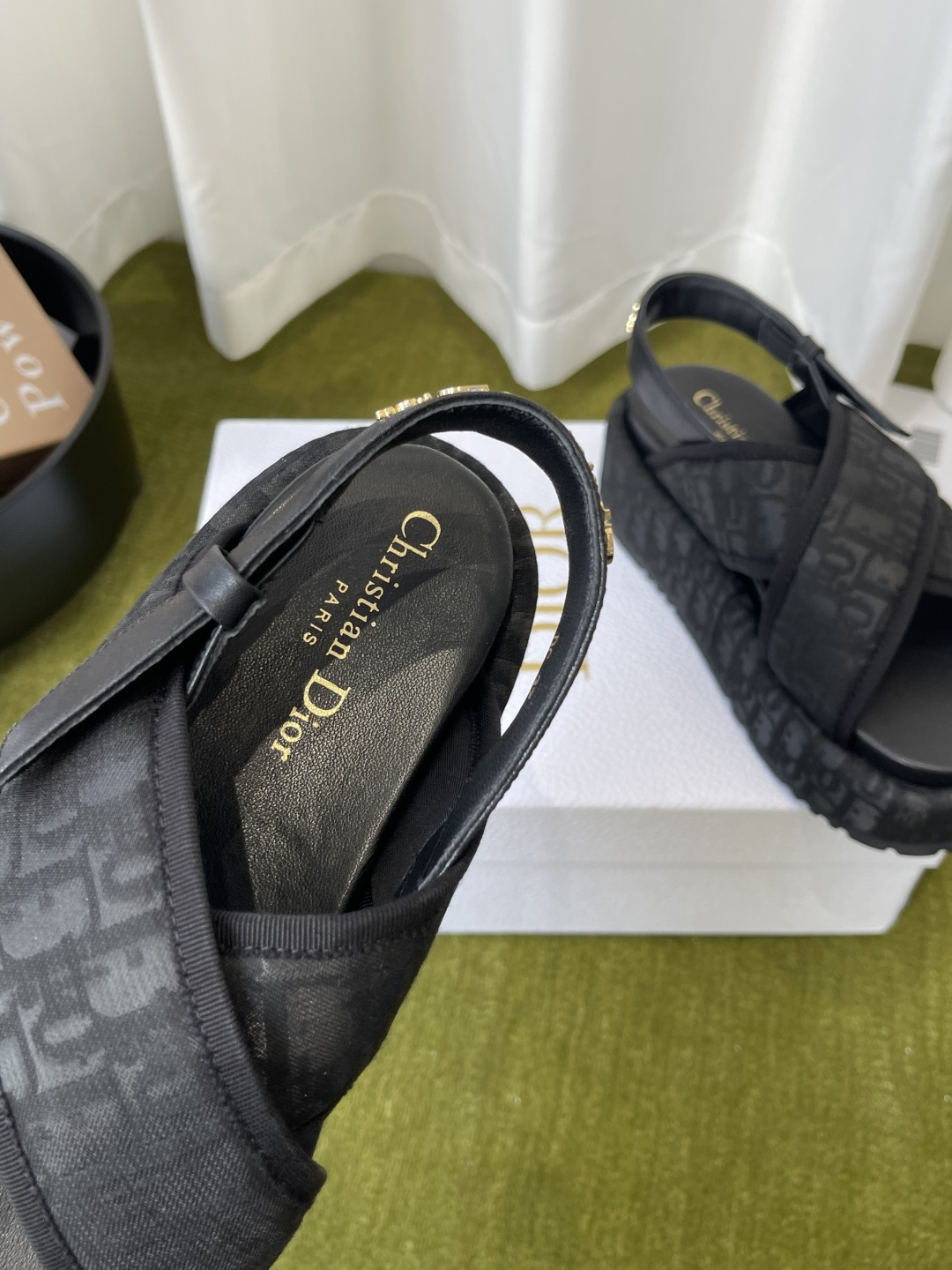 Dior Dior迪奥 2026春夏最新款 厚底凉拖 夏天 楦型调试N次 这款上脚绝对Vintage 风味十足 厚底设计妥妥的增高神器 logo五金扣点缀 品牌感拉满 鞋面进口小牛皮 内里混种羊皮 开模大底 41定做不退换