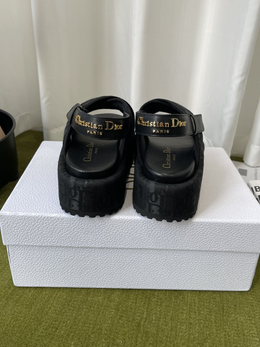Dior Dior迪奥 2026春夏最新款 厚底凉拖 夏天 楦型调试N次 这款上脚绝对Vintage 风味十足 厚底设计妥妥的增高神器 logo五金扣点缀 品牌感拉满 鞋面进口小牛皮 内里混种羊皮 开模大底 41定做不退换