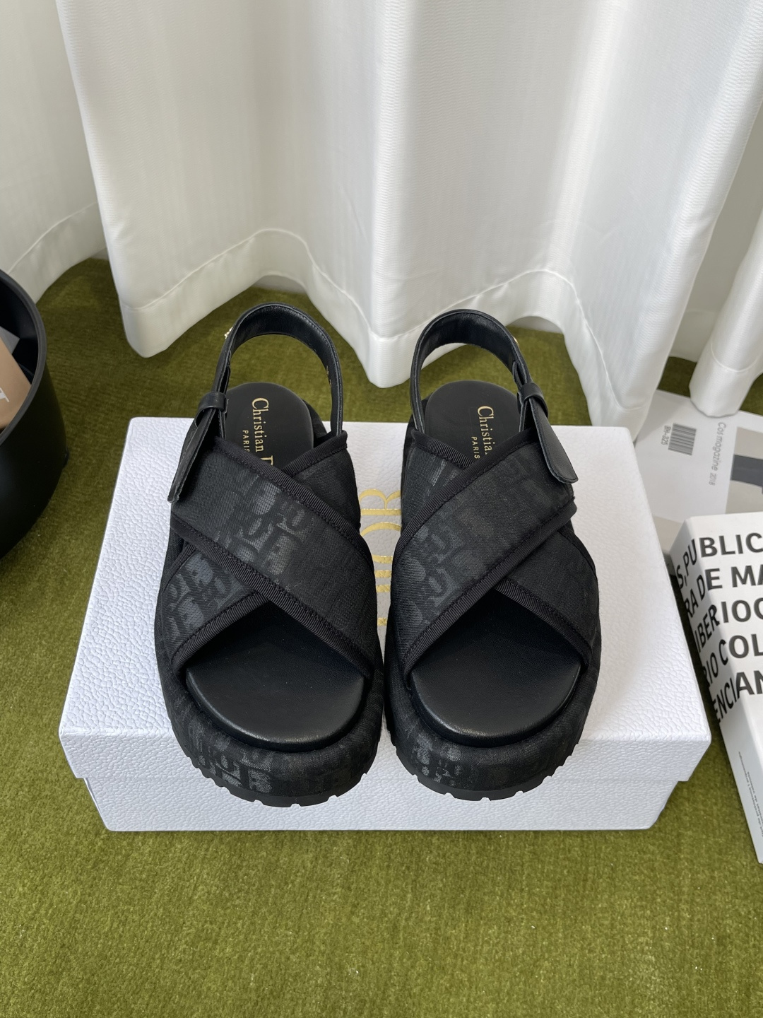 Dior Dior迪奥 2026春夏最新款 厚底凉拖 夏天 楦型调试N次 这款上脚绝对Vintage 风味十足 厚底设计妥妥的增高神器 logo五金扣点缀 品牌感拉满 鞋面进口小牛皮 内里混种羊皮 开模大底 41定做不退换