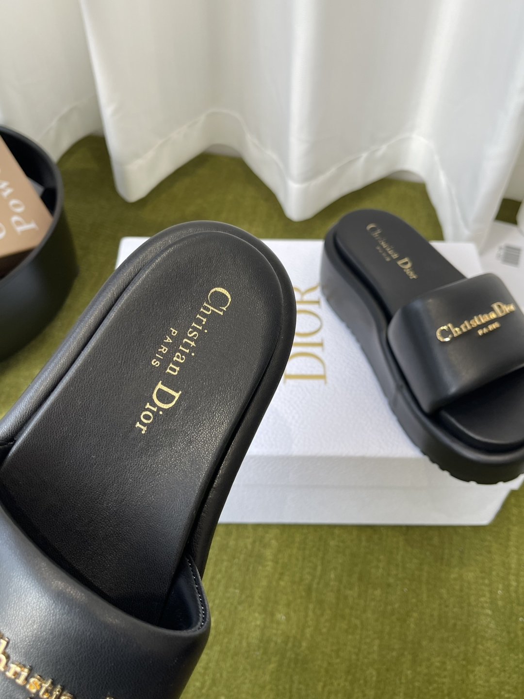Dior Dior迪奥 2026春夏最新款 厚底凉拖 夏天 楦型调试N次 这款上脚绝对Vintage 风味十足 厚底设计妥妥的增高神器 logo五金扣点缀 品牌感拉满 鞋面进口小牛皮 内里混种羊皮 开模大底 41定做不退换