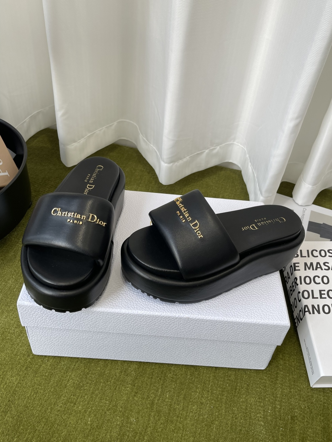 Dior Dior迪奥 2026春夏最新款 厚底凉拖 夏天 楦型调试N次 这款上脚绝对Vintage 风味十足 厚底设计妥妥的增高神器 logo五金扣点缀 品牌感拉满 鞋面进口小牛皮 内里混种羊皮 开模大底 41定做不退换