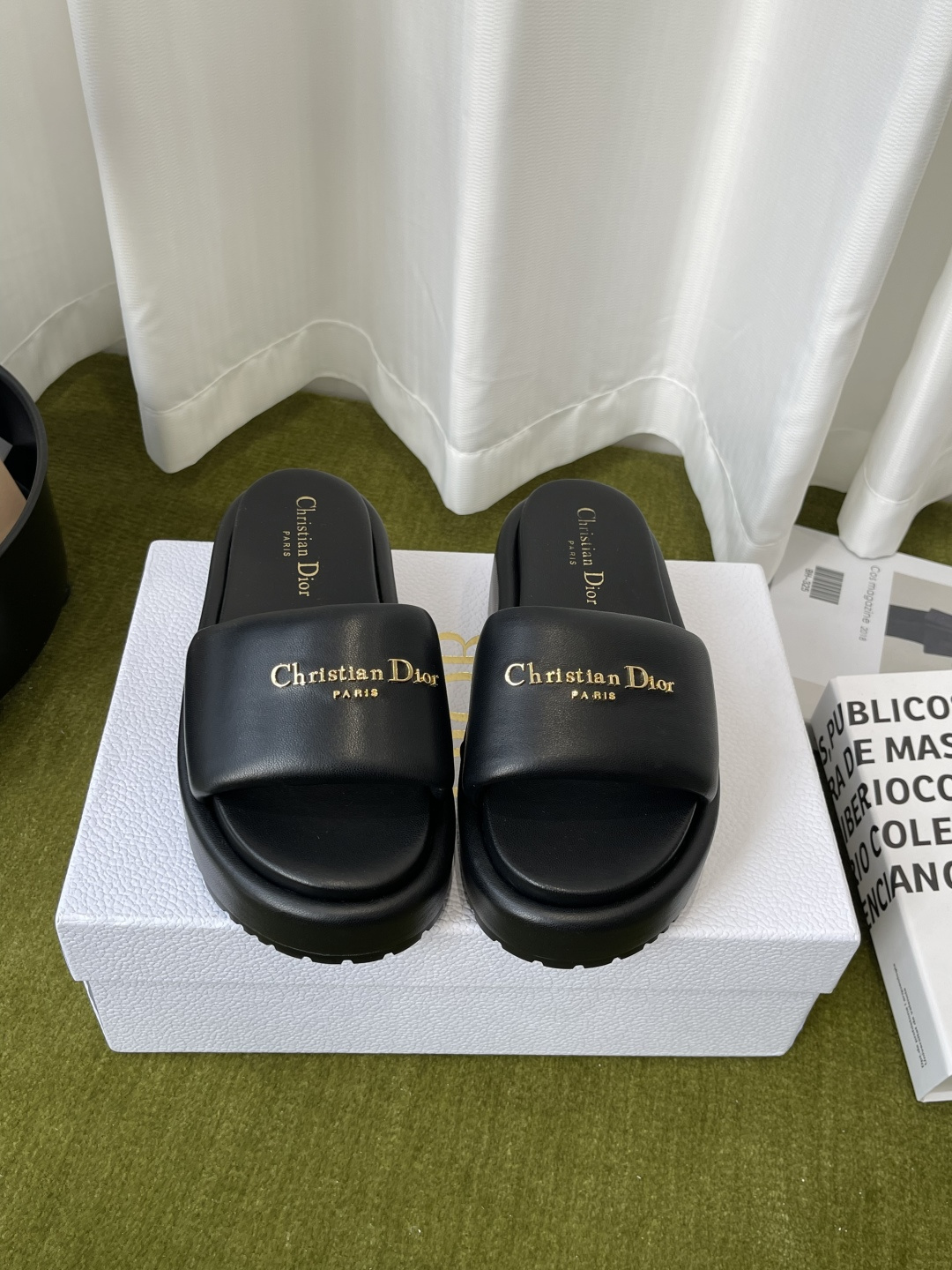 NO:748120,Dior Dior's latest 2026 spring and summer thick-soled sandals are a must-have in summer. The original last shape has been adjusted N times. This shoe is absolutely full of vintage style. The thick-soled design is a perfect height-increasing artifact. Logo hardware buckle embellishment gives a sense of brand. Imported calfskin upper, mixed sheepskin lining, original molded outsole, size 35-41 (40)  41 Customized (non-refundable), slippers and sandals, dior, dior, sandals, slippers, cowhide, sheepskin19860909Dior迪奥 2026春夏最新款 厚底凉拖 夏天必备 原版楦型调试N次 这款上脚绝对Vintage复古风味十足 厚底设计妥妥的增高神器 logo五金扣点缀 品牌感拉满 鞋面进口小牛皮 内里混种羊皮 原版开模大底 码数35-41(40 41定做不退换),拖鞋凉鞋,dior,dior,sandals,slippers,cowhide,sheepskin,Women's Shoes