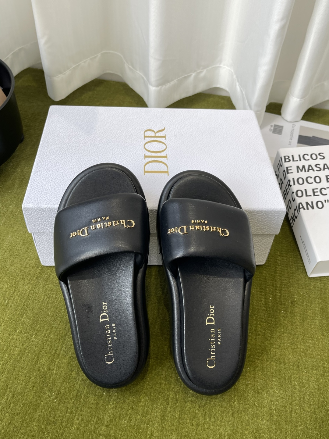 Dior Dior迪奥 2026春夏最新款 厚底凉拖 夏天 楦型调试N次 这款上脚绝对Vintage 风味十足 厚底设计妥妥的增高神器 logo五金扣点缀 品牌感拉满 鞋面进口小牛皮 内里混种羊皮 开模大底 41定做不退换