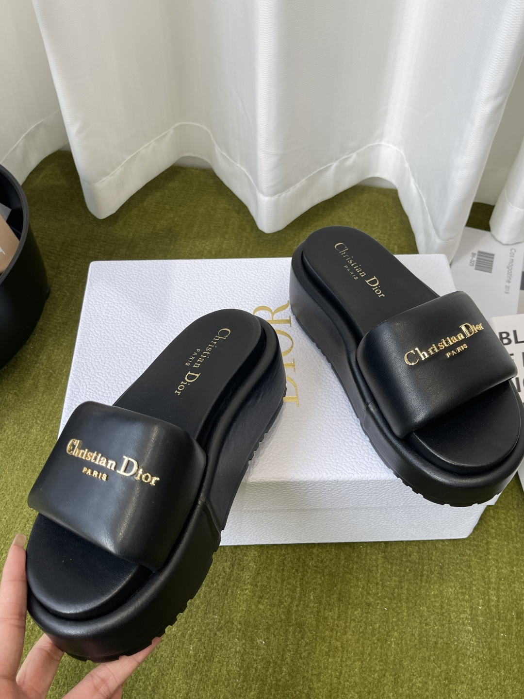 Dior Dior迪奥 2026春夏最新款 厚底凉拖 夏天 楦型调试N次 这款上脚绝对Vintage 风味十足 厚底设计妥妥的增高神器 logo五金扣点缀 品牌感拉满 鞋面进口小牛皮 内里混种羊皮 开模大底 41定做不退换