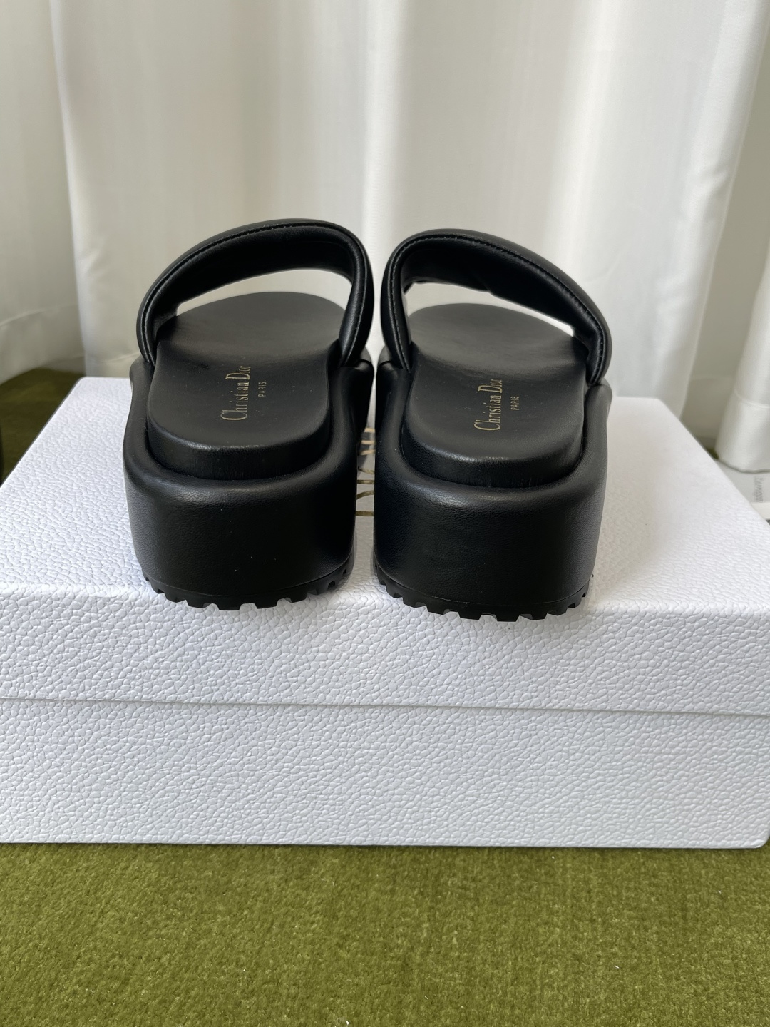 Dior Dior迪奥 2026春夏最新款 厚底凉拖 夏天 楦型调试N次 这款上脚绝对Vintage 风味十足 厚底设计妥妥的增高神器 logo五金扣点缀 品牌感拉满 鞋面进口小牛皮 内里混种羊皮 开模大底 41定做不退换