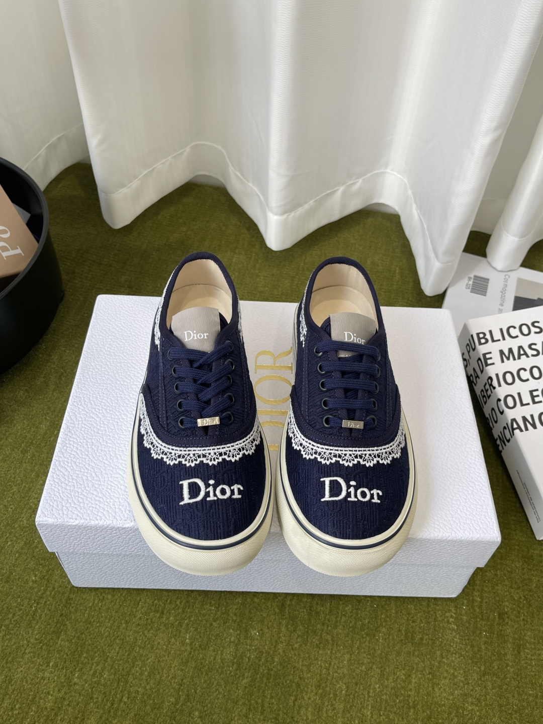 NO:748125,Top version Dior Saltwind series Retro Presbyopia Lace Canvas Shoes Casual Sneakers Sneakers This Dior Saltwind sneaker designed by Jonathan Anderson is fashionable and chic. It is a new interpretation of the classic nautical style shoe. It is decorated with Oblique prints and embellished with white lace to enhance the style. It is equipped with a round toe and grosgrain topstitch details. It is unique. The style is light and comfortable. It is a new classic item of Dior. It can be matched with various men's or women's looks.  Shows fashionable and simple style. Original customized high-density canvas material. Customized high-density canvas material inside. Original open-molded anti-slip rubber material (two-color outsole). Bottom thickness 3.5CM. Number of yards: 35-41 (custom-made 41 non-returnable), casual shoes/sports shoes, dior, dior, sneakers.19860909顶级版本 Dior迪奥 Saltwind 系列 复古 老花 蕾丝 帆布鞋 休闲 运动鞋 板鞋 这款乔纳森·安德森 (Jonathan Anderson) 设计的 Dior Saltwind 运动鞋时尚别致 全新演绎经典航海风鞋款 饰以 Oblique 印花 点缀以白色蕾丝提升格调 搭配圆形鞋头和罗缎缉面线细节 别具一格 款式轻盈舒适 是 Dior 的全新经典单品 可与各式男装或女装造型搭配 彰显时尚简约的风范 原版定制高密度帆布材质 内里定制高密度帆布 原版开模防滑橡胶材质（双色大底） 底厚3.5CM 码数 : 35-41（41定做不退换）,休闲鞋/运动鞋,dior,dior,sneakers,Women's Shoes