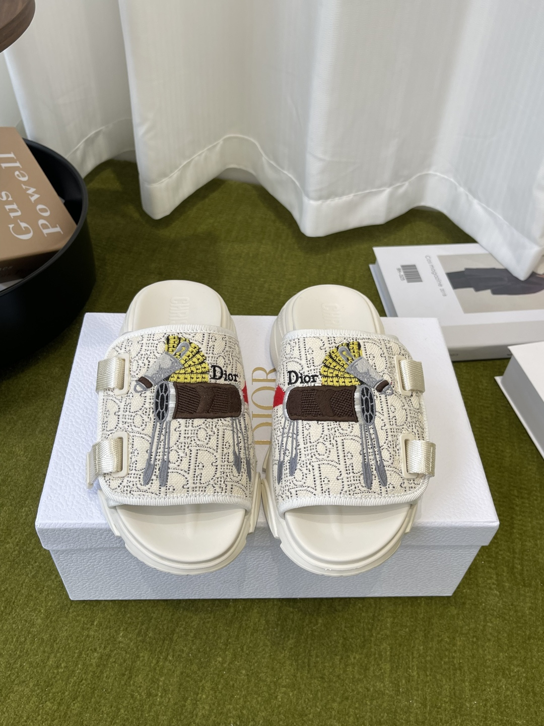 NO:748097,Dior Dior 26ss Horse Zodiac model, new spring and summer D-embroidered thick-soled sports slippers, extremely versatile and classic style. This casual shoe is carefully made of printed mesh fabric. It is matched with a soft foam outsole of the same color. The side of the outsole is decorated with the brand logo to create a classic look. It is comfortable to wear and can be matched with various styles to show a modern style. The inner lining of the upper is made of original customized special electric embroidery material. Original IP foam sole (lightweight) Outsole thickness 5cm Size:  35-39 (40.41 customized), slippers, dior, dior, slippers19860909Dior 迪奥 26ss 马年生肖款 春夏新款 D字刺绣厚底运动拖鞋 特百搭经典款式 此款休闲鞋采用印花网眼织物精心制作 搭配同色调软发泡大底 大底侧边饰以品牌logo 打造经典造型 穿着舒适 可搭配各式造型彰显摩登风范 鞋面内里 原版定制特殊电绣材料 原版IP发泡鞋底（轻便） 大底厚度5cm 码数 : 35-39（40.41定做）,拖鞋,dior,dior,slippers,Women's Shoes