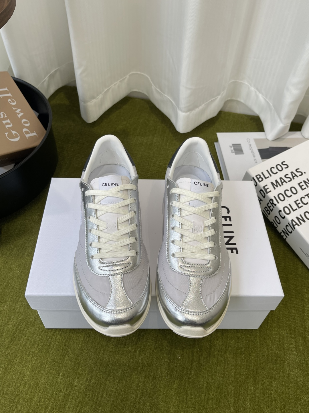 NO:748112,Celine 26ss early spring new retro sports shoes and casual shoes are inspired by the track and field running shoes of the 70s and 80s. The shoe body has smooth lines and a slightly old feel. It has the relaxed atmosphere of retro sports and incorporates CELINE's iconic minimalist aesthetics. It is a tool for creating a French casual style. The metal or embroidered Triomphe Arc de Triomphe logo on the side of the shoe body is the core identification element. It is low-key but highly recognizable and strengthens the brand gene. The upper is made of mesh cloth.  The splicing of suede, nylon and other materials visually enriches the sense of layering and makes the shoe shape more three-dimensional. Upper cow suede/mesh, lining sheepskin, original molded outsole, size 35-40 (40 customized), casual shoes/sports shoes, celine, celine, sneakers, sheepskin, chamois leather19860909Celine 赛琳 26ss早春新款复古运动鞋 休闲鞋  以70-80年代的田径跑鞋为灵感 鞋身线条流畅且略带做旧感 既有复古运动的松弛氛围 又融入了CELINE标志性的极简美学 是打造法式随性风格的利器鞋身侧面的金属或刺绣Triomphe凯旋门标识是核心识别元素 低调却极具辨识度 强化了品牌基因 鞋面采用网眼布 麂皮 尼龙等材质拼接 视觉上丰富了层次感 也让鞋型更具立体感 鞋面牛反绒/网布 内里羊皮 原版开模大底 码数35-40（40定做）,休闲鞋/运动鞋,celine,celine,sneakers,sheepskin,chamois leather,Women's Shoes