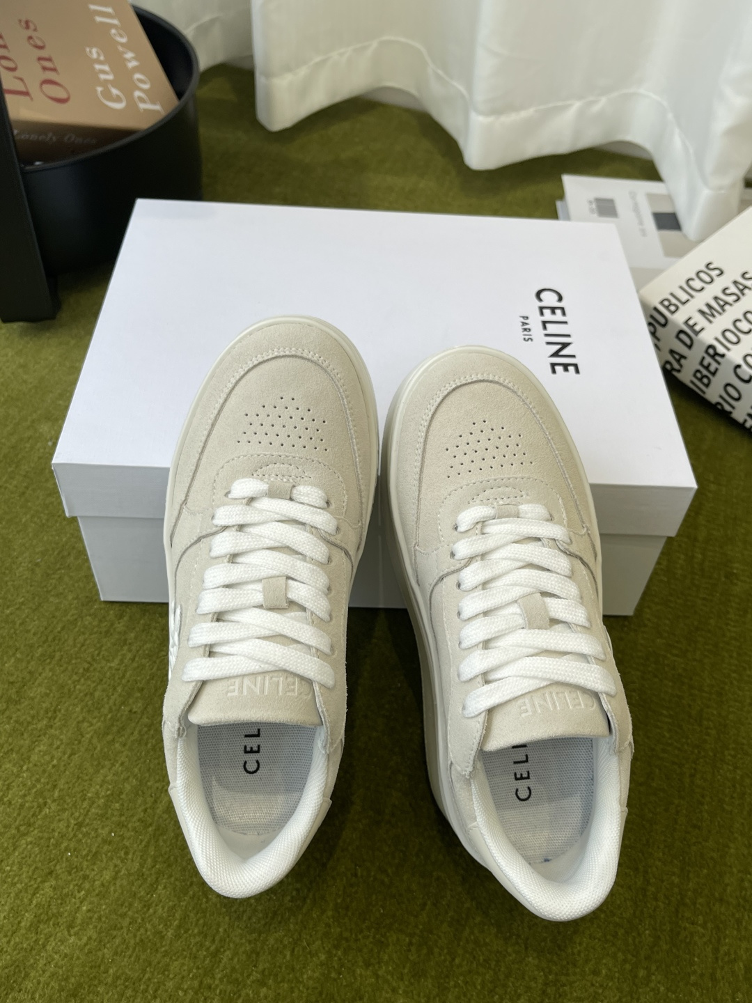 Celine 赛琳 最新款 走秀款休闲鞋 厚底运动鞋 这一季运动休闲鞋无论从楦型的轮廓 隔板的拼接都让人耳目一新 前后品牌LOGO相呼应、大底边位明显Celine字母点缀 无不彰显品牌元素、鞋面牛皮、TPU私模大底