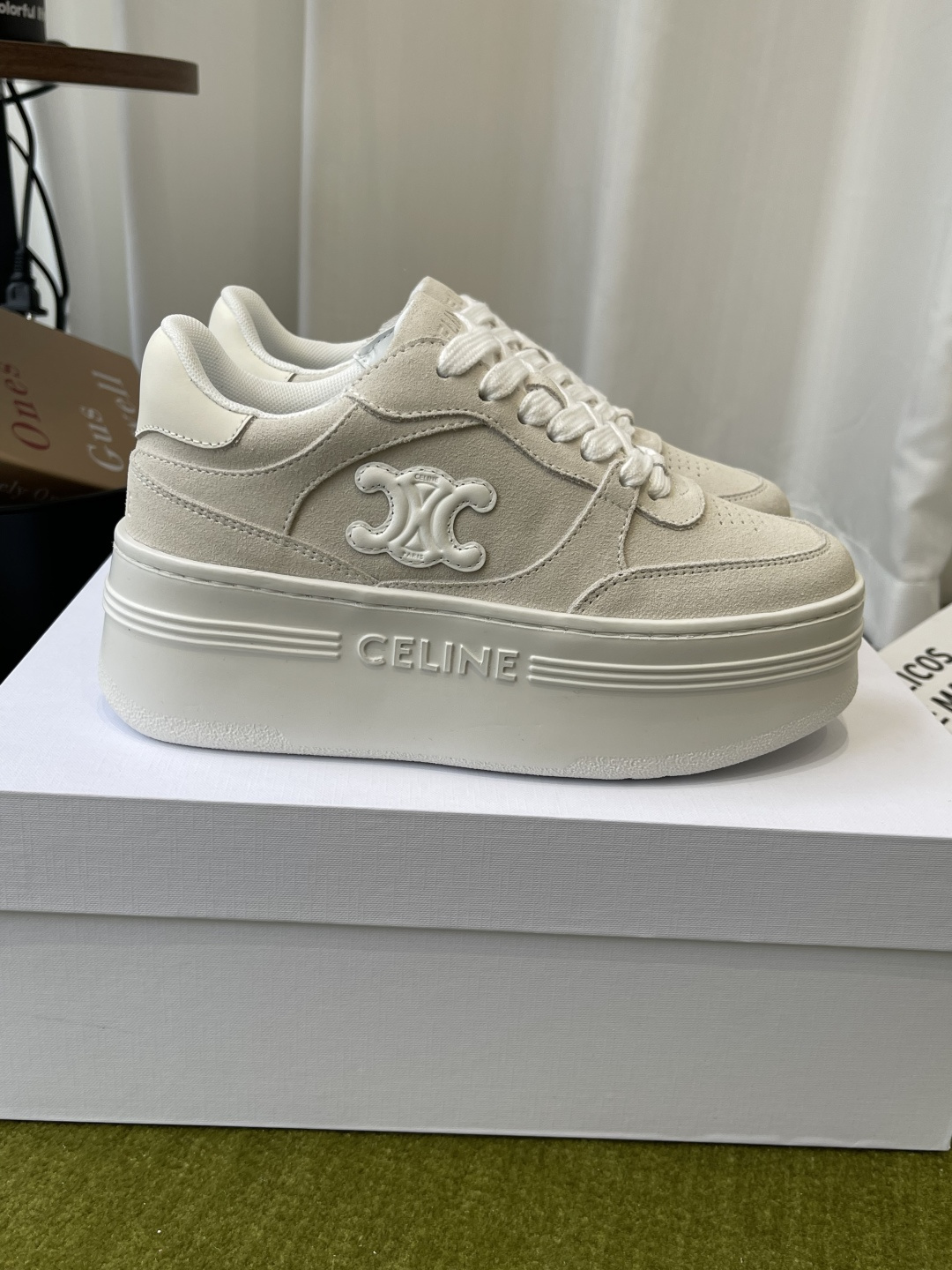 Celine 赛琳 最新款 走秀款休闲鞋 厚底运动鞋 这一季运动休闲鞋无论从楦型的轮廓 隔板的拼接都让人耳目一新 前后品牌LOGO相呼应、大底边位明显Celine字母点缀 无不彰显品牌元素、鞋面牛皮、TPU私模大底