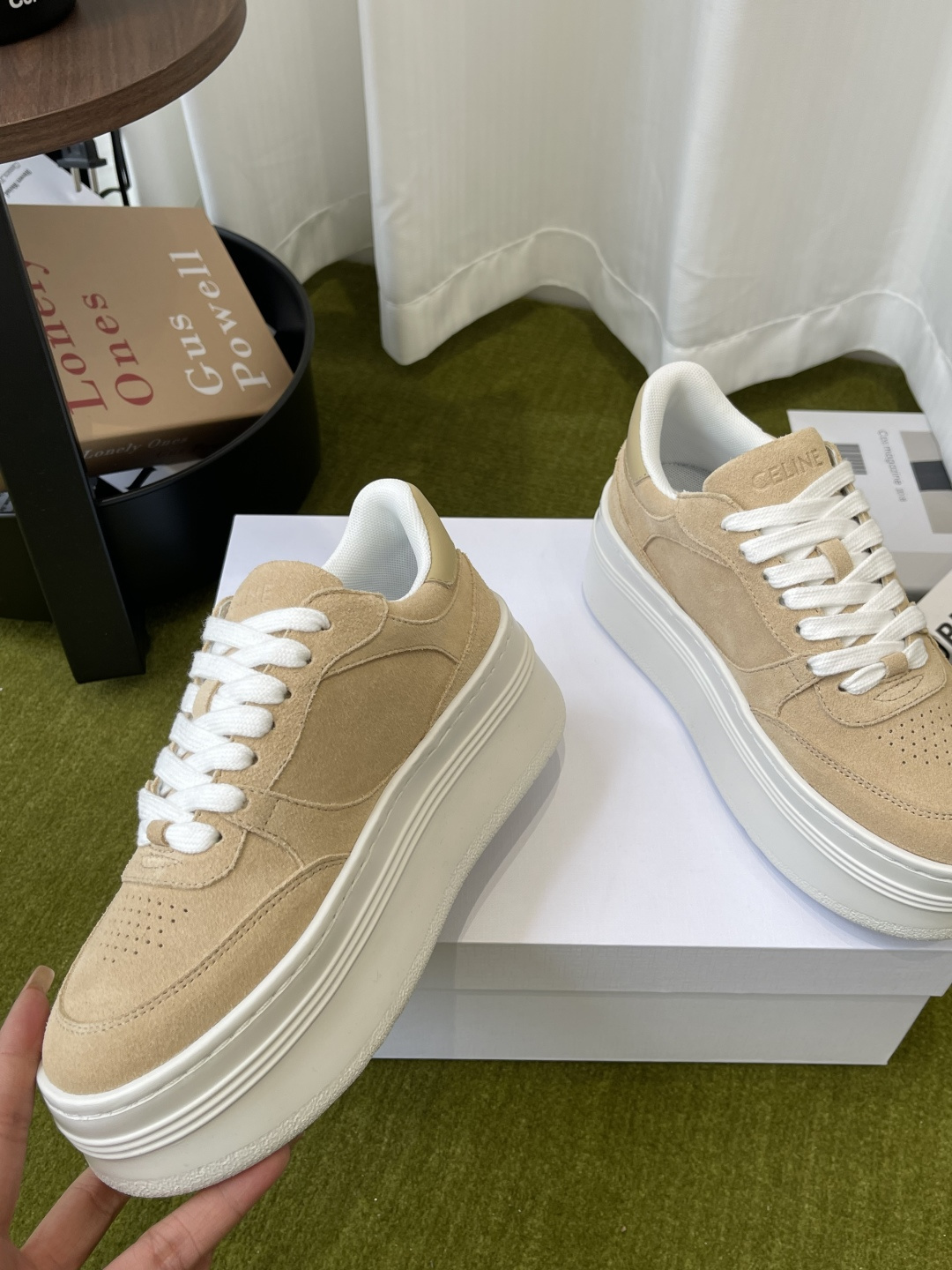 Celine 赛琳 最新款 走秀款休闲鞋 厚底运动鞋 这一季运动休闲鞋无论从楦型的轮廓 隔板的拼接都让人耳目一新 前后品牌LOGO相呼应、大底边位明显Celine字母点缀 无不彰显品牌元素、鞋面牛皮、TPU私模大底
