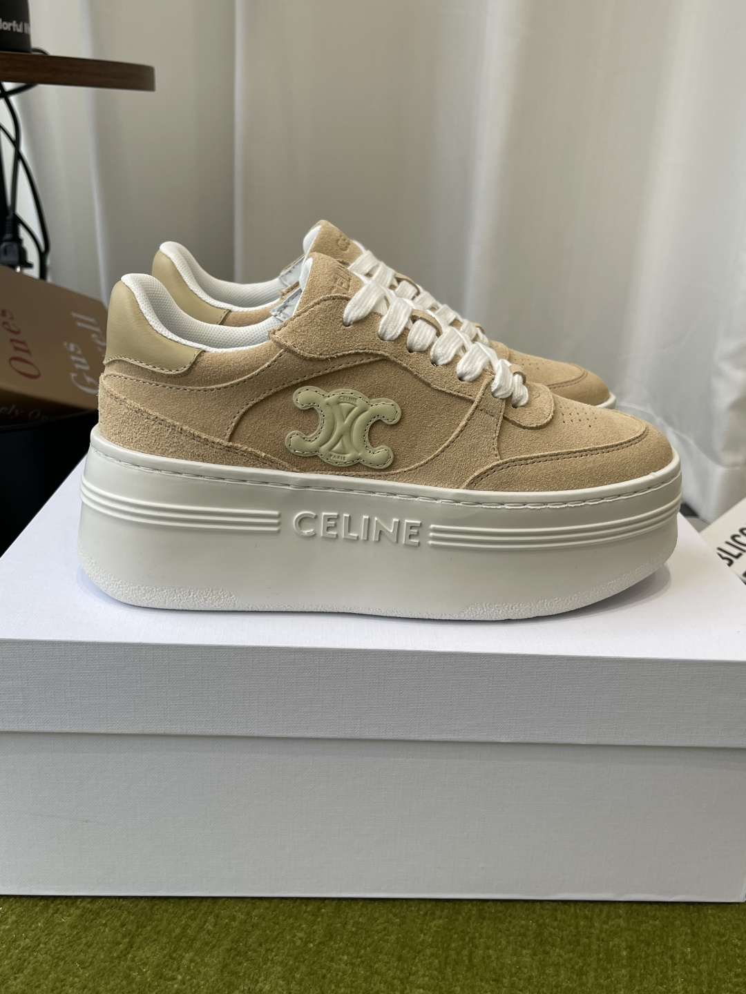 Celine 赛琳 最新款 走秀款休闲鞋 厚底运动鞋 这一季运动休闲鞋无论从楦型的轮廓 隔板的拼接都让人耳目一新 前后品牌LOGO相呼应、大底边位明显Celine字母点缀 无不彰显品牌元素、鞋面牛皮、TPU私模大底