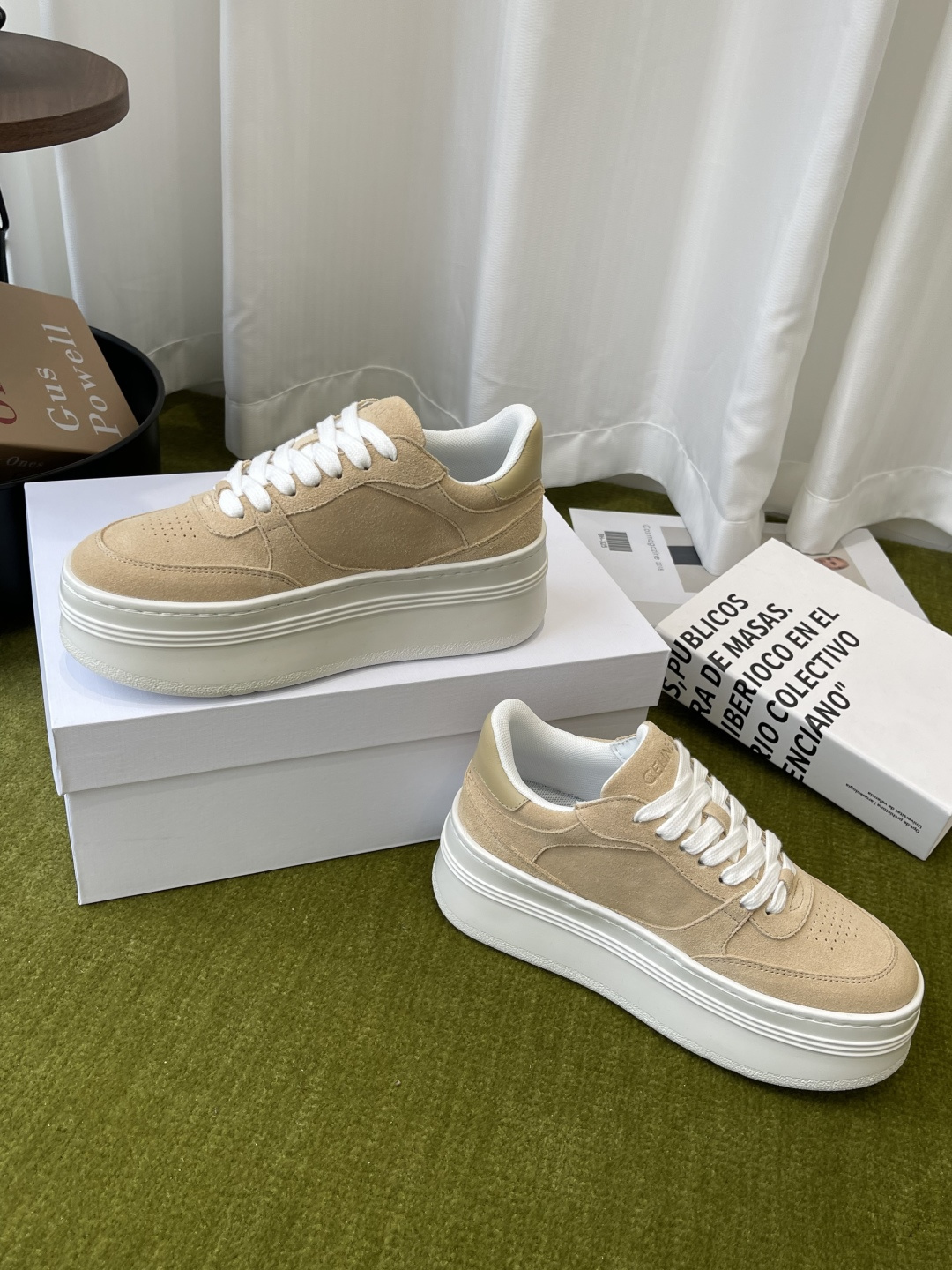 Celine 赛琳 最新款 走秀款休闲鞋 厚底运动鞋 这一季运动休闲鞋无论从楦型的轮廓 隔板的拼接都让人耳目一新 前后品牌LOGO相呼应、大底边位明显Celine字母点缀 无不彰显品牌元素、鞋面牛皮、TPU私模大底