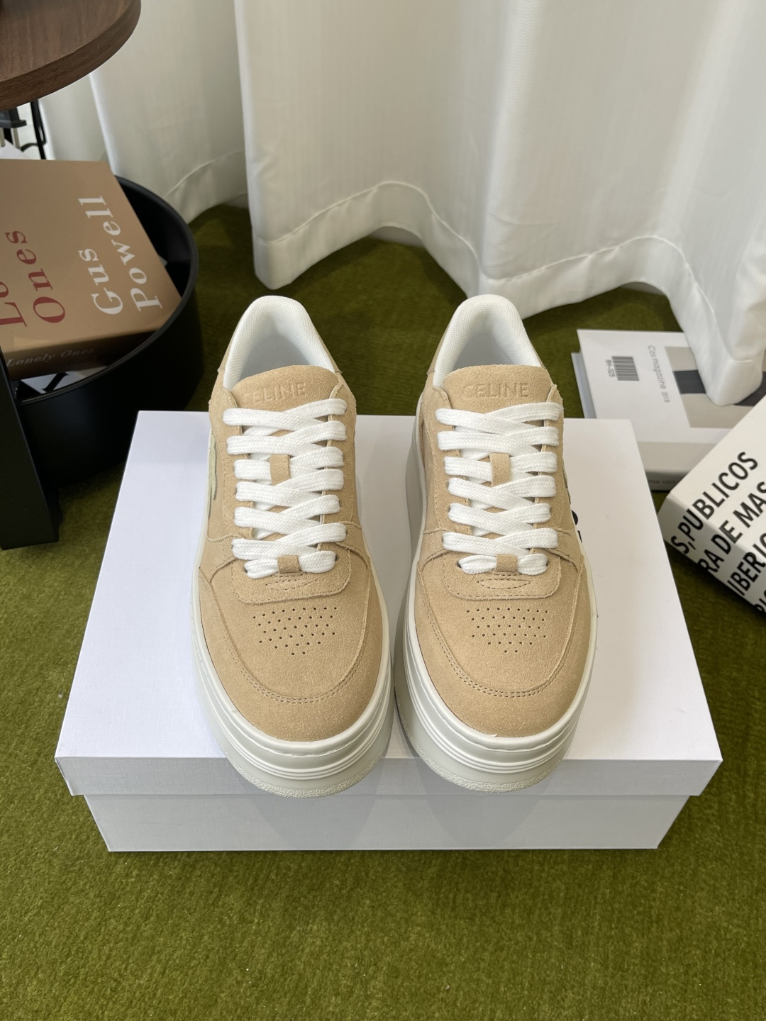 NO:748116,CELINE Celine's latest catwalk style casual shoes, thick-soled sneakers. This season's sports casual shoes are refreshing in terms of last shape and partition splicing. The front and rear brand LOGO echoes, and the outsole is clearly embellished with Celine letters. All of them highlight the brand elements, upper cowhide, TPU private mold outsole, size 35-41 (40.41 custom-made), casual shoes/sneakers, celine, celine, sneakers, cowhide19860909CELINE 赛琳 最新款 走秀款休闲鞋 厚底运动鞋 这一季运动休闲鞋无论从楦型的轮廓 隔板的拼接都让人耳目一新 前后品牌LOGO相呼应、大底边位明显Celine字母点缀 无不彰显品牌元素、鞋面牛皮、TPU私模大底 码数35-41（40.41定做）,休闲鞋/运动鞋,celine,celine,sneakers,cowhide,Women's Shoes