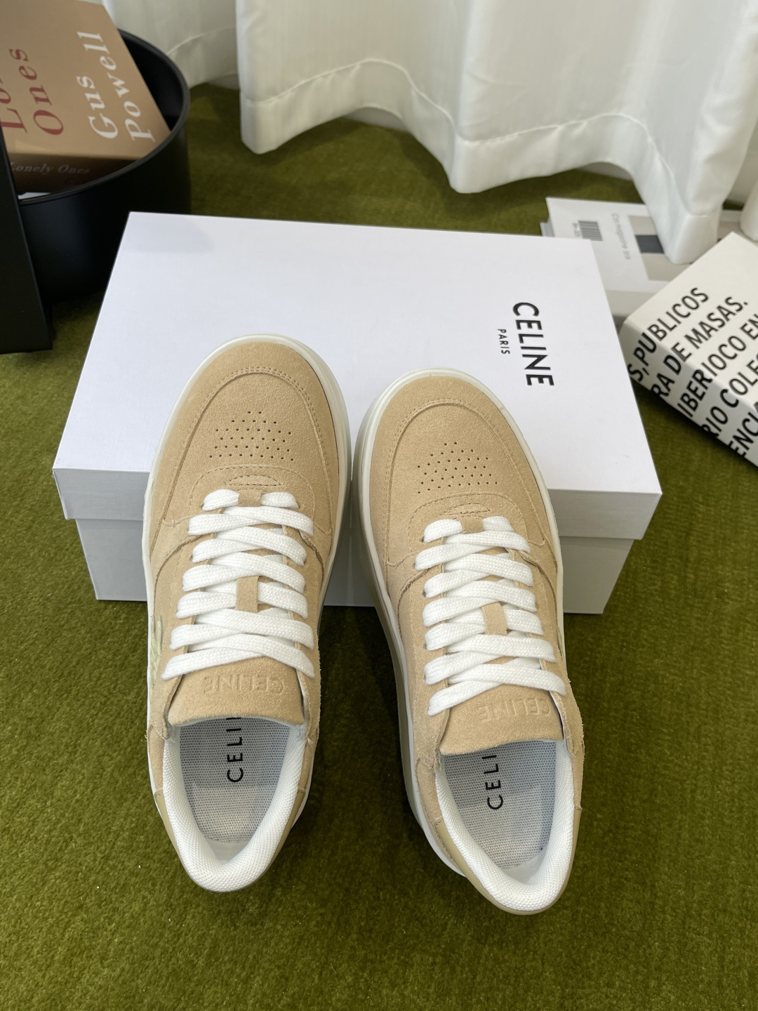 Celine 赛琳 最新款 走秀款休闲鞋 厚底运动鞋 这一季运动休闲鞋无论从楦型的轮廓 隔板的拼接都让人耳目一新 前后品牌LOGO相呼应、大底边位明显Celine字母点缀 无不彰显品牌元素、鞋面牛皮、TPU私模大底