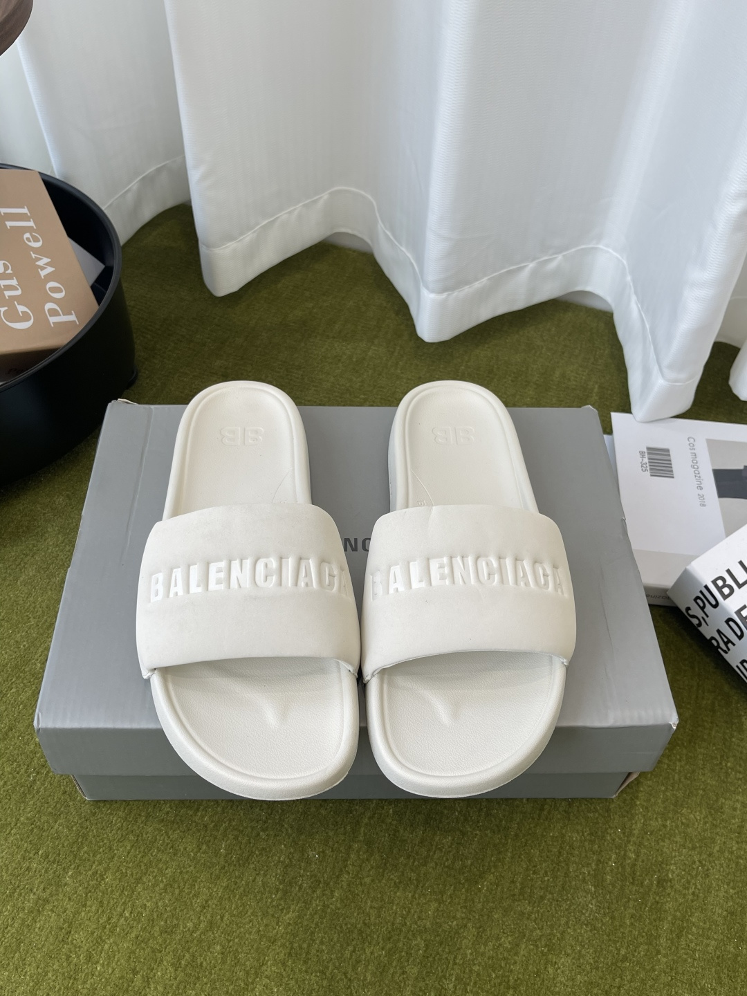 NO:748107,BALENCIAGA Balenciaga 2026ss new summer flat beach slippers, full of high-end sense, loved by European and American ladies, celebrities, Internet celebrity girls, fluffy and soft, skin-friendly and soft, a must-have for summer, fashionable but not too showy, original custom-made imported waterproof nubuck leather, original natural rubber non-slip and wear-resistant bottom  Size 36-42 (customized at 40.41.42), slippers, balenciaga, balenciaga, slippers19860909BALENCIAGA 巴黎世家 2026ss夏季新款平底沙滩拖鞋 高级感满满当当 欧美名媛 明星 网红girl 大爱款 蓬松柔软 亲肤柔软夏季必备款 时尚却不过分张扬 原版订制进口防水磨砂皮 原版天然橡胶防滑耐磨底 码数36-42（40.41.42订做）,拖鞋,balenciaga,balenciaga,slippers,Women's Shoes