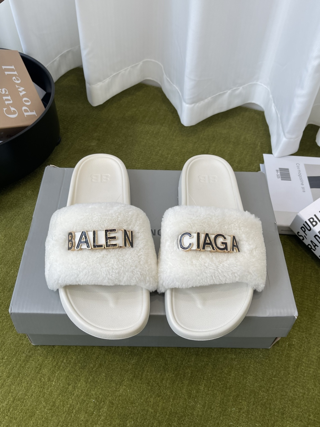 NO:748108,BALENCIAGA Balenciaga 2026ss new summer flat beach slippers, full of high-end sense, popular among European and American ladies, celebrities and Internet celebrity girls. Fluffy and soft, skin-friendly and soft, a must-have for summer. Fashionable but not too showy. Original custom-made imported wool. Original natural rubber non-slip and wear-resistant bottom. Size 36-42 (customized at 40.41.42), slippers, balenciaga, balenciaga, slippers19860909BALENCIAGA 巴黎世家 2026ss夏季新款平底沙滩拖鞋 高级感满满当当 欧美名媛 明星 网红girl 大爱款 蓬松柔软 亲肤柔软夏季必备款 时尚却不过分张扬 原版订制进口羊毛 原版天然橡胶防滑耐磨底 码数36-42（40.41.42订做）,拖鞋,balenciaga,balenciaga,slippers,Women's Shoes