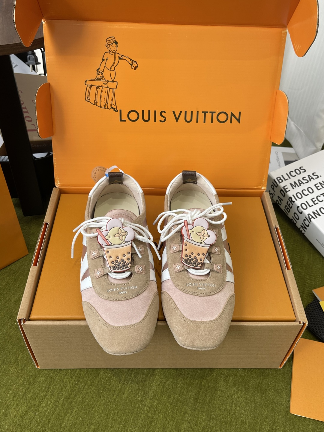 NO:750871,Top version Women's Men's Louis Vuitton Louis Vuitton Sneakerina Series Ballet Sneakers Moral Training Shoes Couple Style (Accessories 30) Sneakerina Ballet style sneakers are made of silky suede cow leather to create smooth lines. They have the light structure of ballet shoes and the comfortable texture of sneakers. LV logo on the side. Monogram canvas back strap with rich details. Sacchetto craftsmanship and TPU outsole upgrade for a soft wearing experience. Randomly match fabrics.  Original customized imported first-layer cowhide lining Original customized breathable mesh lining Original molded outsole Injection-molded TPU material Size: 35-45 (40 for women, 45 for men, customized), casual shoes/sports shoes, louis vuitton, louis vuitton, louis vuitton, sneakers, cowhide19860909顶级版本 女款男款 Louis Vuitton路易威登 Sneakerina系列 芭蕾运动鞋 德训鞋 情侣款（配饰30） Sneakerina 芭蕾风运动鞋以丝滑绒面牛皮革塑造流畅线条 兼具芭蕾舞鞋的轻盈构型和运动鞋的舒适质感 侧面 LV 标识Monogram 帆布后袢带丰富细节 Sacchetto 工艺和 TPU 外底升级轻柔穿着体验 随意搭配 面料 原版定制进口头层牛皮 内里 原版定制透气网里原版开模大底 注塑TPU材质 码数: 35-45（女40 男45 定做）,休闲鞋/运动鞋,louis vuitton,louis vuitton,louis vuitton,sneakers,cowhide,Women's Shoes