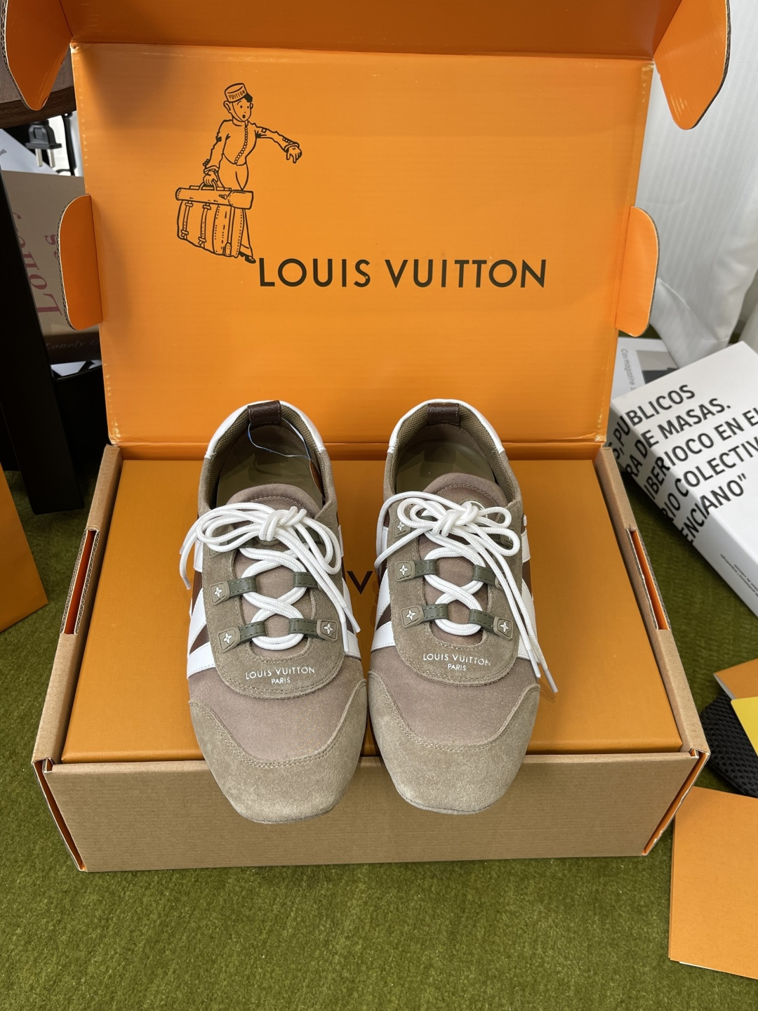 NO:750919,Top version Women's Men's Louis Vuitton Louis Vuitton Sneakerina Series Ballet Sneakers Moral Training Shoes Couple Sneakerina Ballet-style sneakers are made of silky suede cow leather to create smooth lines. They have the light structure of ballet shoes and the comfortable texture of sneakers. LV logo on the side. Monogram canvas back strap with rich details. Sacchetto craftsmanship and TPU outsole upgrade for a soft wearing experience. Casual matching. Fabric Original custom imported first-layer cowhide.  Lining: original customized breathable mesh lining, original molded outsole, injection molded TPU material, size: 35-45 (40 for women, 45 for men, customized), casual shoes/sports shoes, louis vuitton, louis vuitton, louis vuitton, sneakers, cowhide19860909顶级版本 女款男款 Louis Vuitton路易威登 Sneakerina系列 芭蕾运动鞋 德训鞋 情侣款 Sneakerina 芭蕾风运动鞋以丝滑绒面牛皮革塑造流畅线条 兼具芭蕾舞鞋的轻盈构型和运动鞋的舒适质感 侧面 LV 标识Monogram 帆布后袢带丰富细节 Sacchetto 工艺和 TPU 外底升级轻柔穿着体验 随意搭配 面料 原版定制进口头层牛皮 内里 原版定制透气网里原版开模大底 注塑TPU材质 码数: 35-45（女40 男45 定做）,休闲鞋/运动鞋,louis vuitton,louis vuitton,louis vuitton,sneakers,cowhide,Women's Shoes