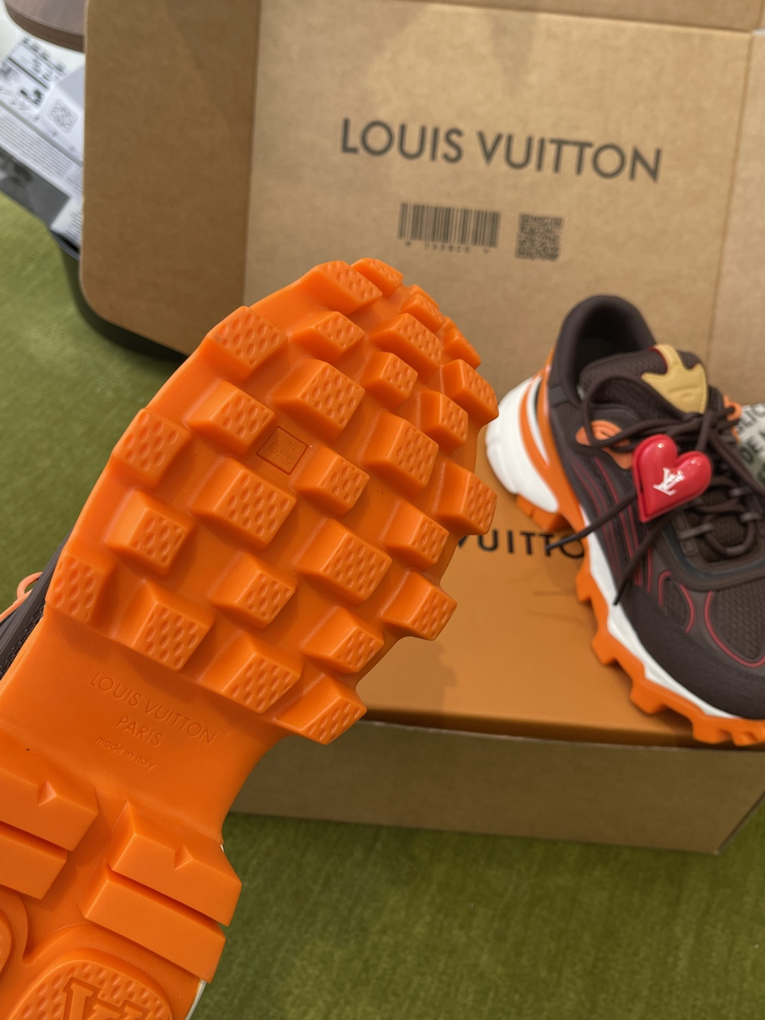 Louis Vuitton vuitton路易威登 最新款 SUMMIT机能 徒步鞋 运动鞋（配饰 60） 1比1开发 2026春夏男装系列新品 融合品牌工艺与户外徒步风格 鞋面采用透气网布+合成材质 前卫感满满 抓地力强 适合多种地形 细节处有LV标志 品牌辨识度拉满 日常穿搭或户外徒步都很OK舒适又 裤装搭配超赞 市场独家上新 MD组合TPU大底