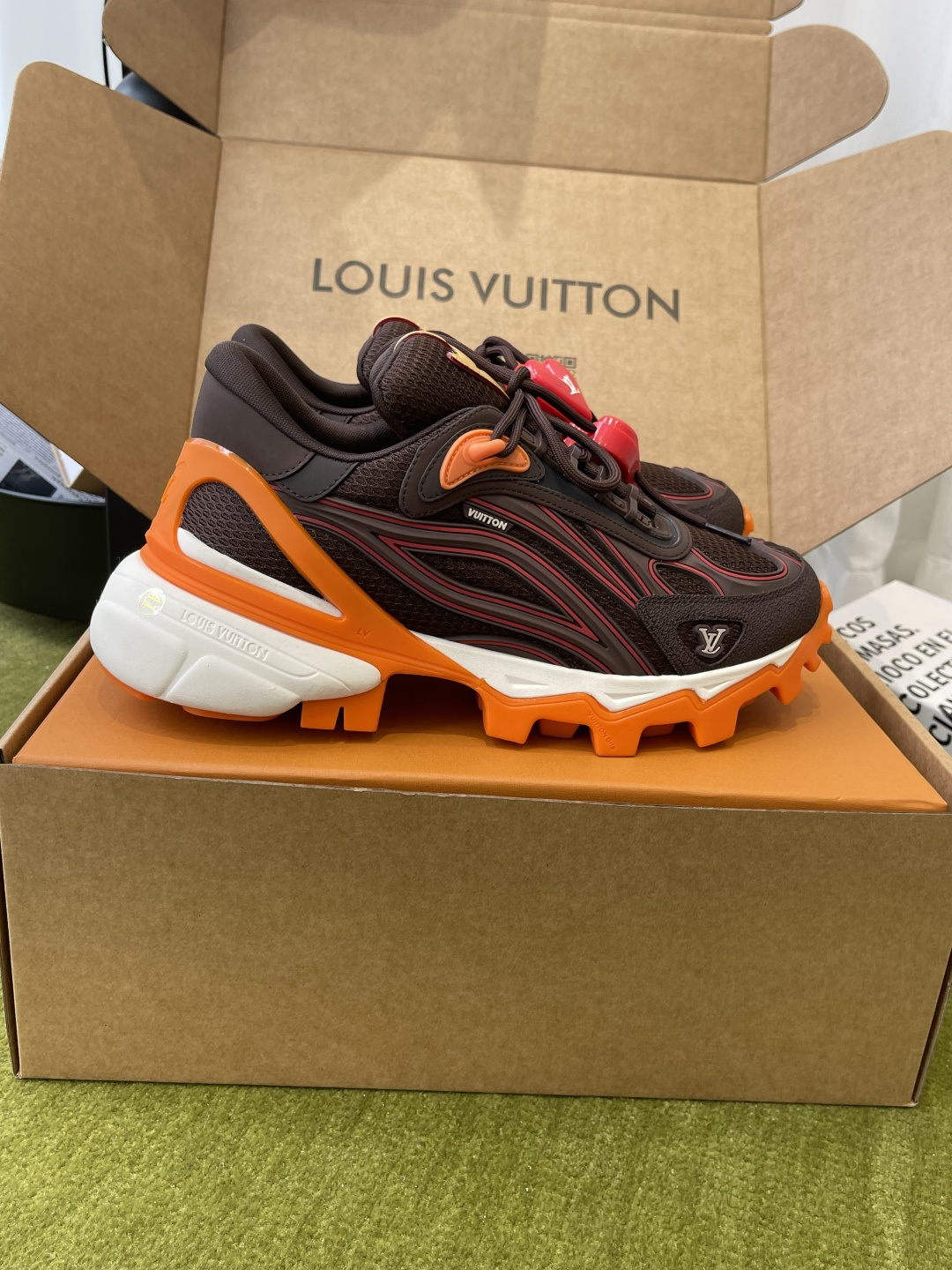 Louis Vuitton vuitton路易威登 最新款 SUMMIT机能 徒步鞋 运动鞋（配饰 60） 1比1开发 2026春夏男装系列新品 融合品牌工艺与户外徒步风格 鞋面采用透气网布+合成材质 前卫感满满 抓地力强 适合多种地形 细节处有LV标志 品牌辨识度拉满 日常穿搭或户外徒步都很OK舒适又 裤装搭配超赞 市场独家上新 MD组合TPU大底