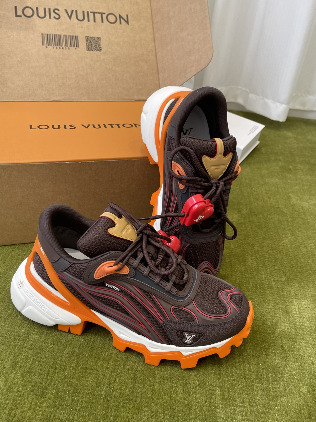Louis Vuitton vuitton路易威登 最新款 SUMMIT机能 徒步鞋 运动鞋（配饰 60） 1比1开发 2026春夏男装系列新品 融合品牌工艺与户外徒步风格 鞋面采用透气网布+合成材质 前卫感满满 抓地力强 适合多种地形 细节处有LV标志 品牌辨识度拉满 日常穿搭或户外徒步都很OK舒适又 裤装搭配超赞 市场独家上新 MD组合TPU大底